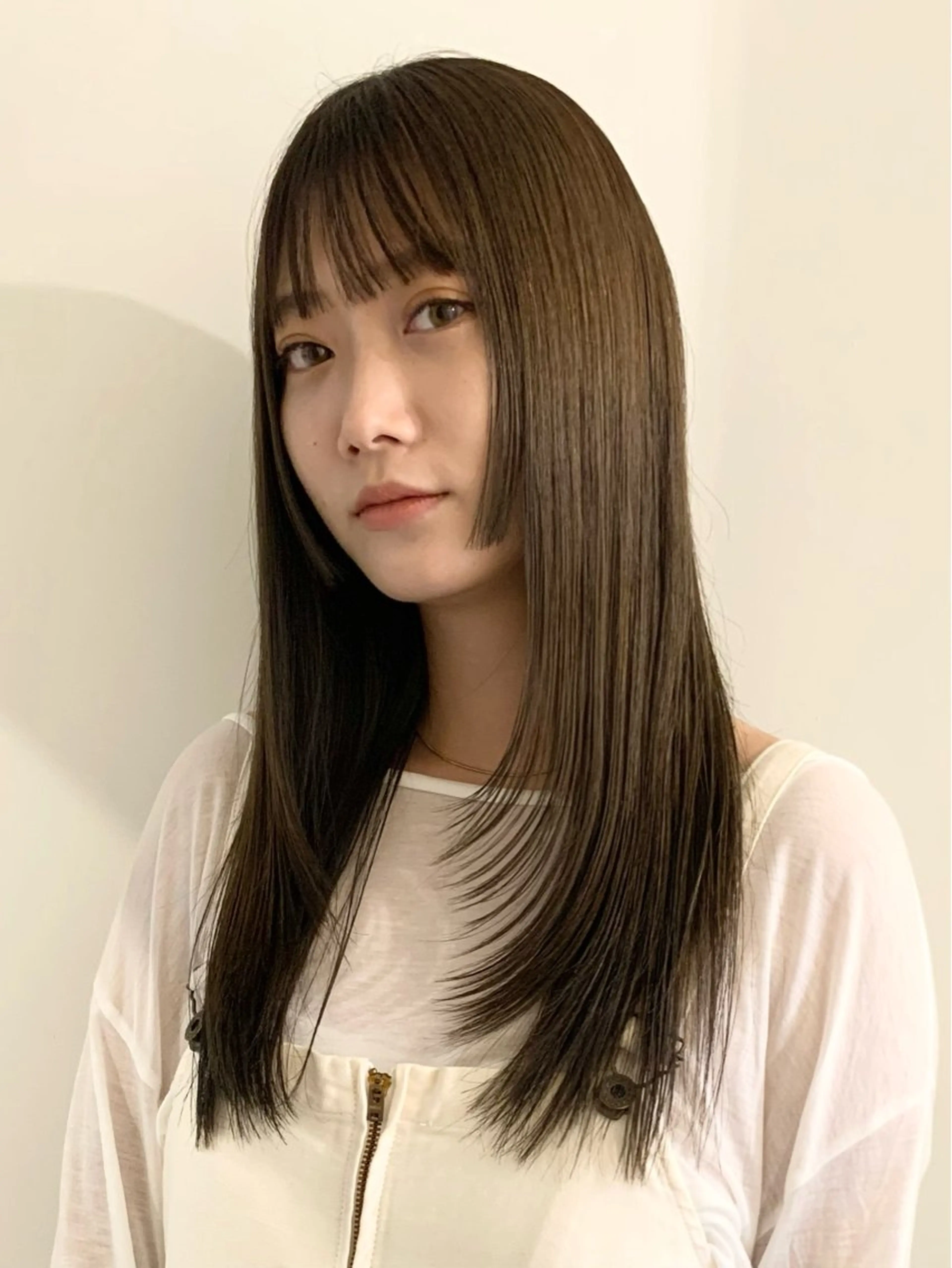 ロング カラー グレージュ オリーブグレージュ オリーブグレー レイヤーカット カット ヘアカラー トリートメント 落合希 Olivebeigeのヘアスタイル