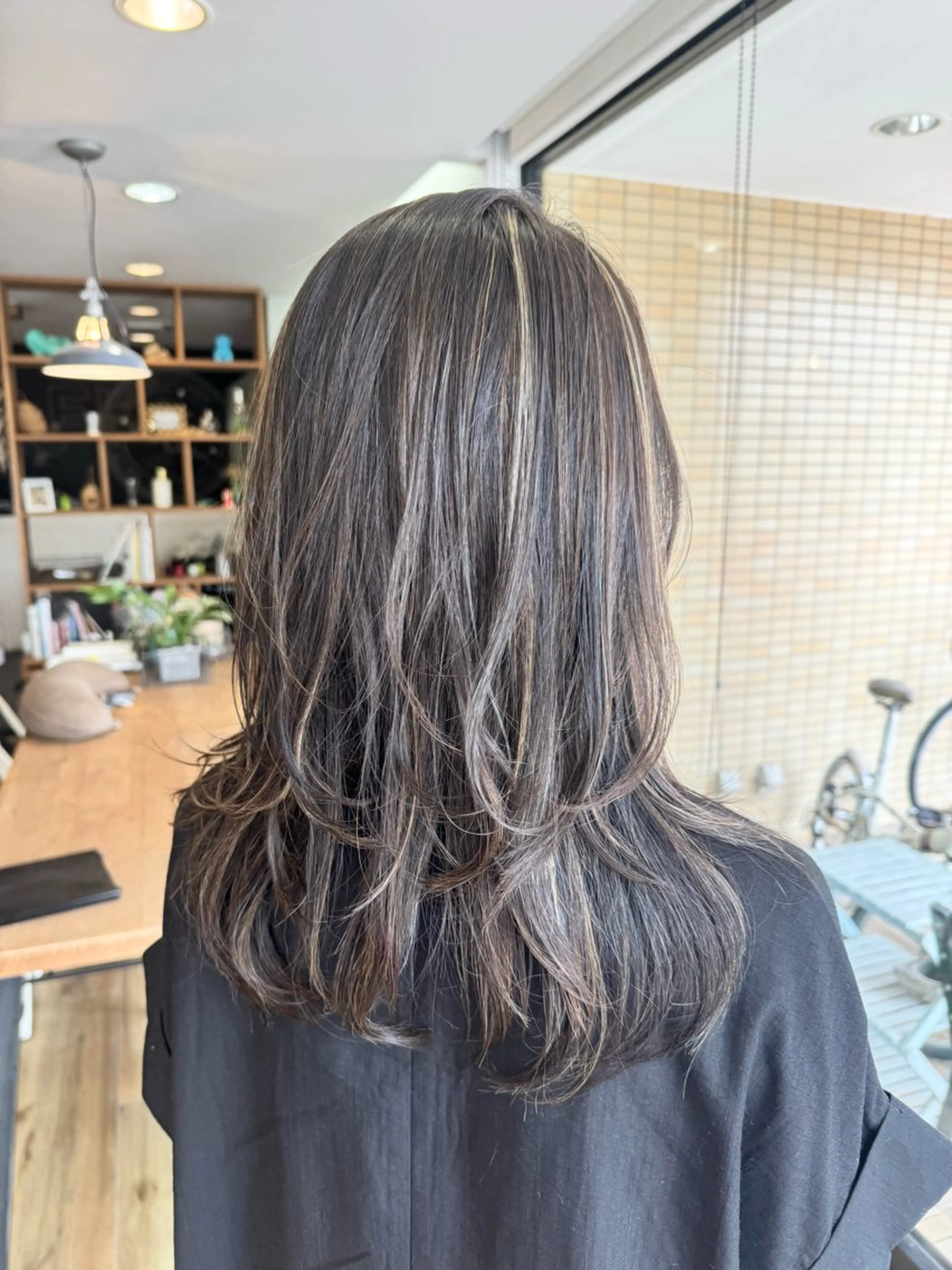 ロング カラー アッシュ アッシュグレー レイヤーカット ヘアカラー トリートメント ツキダテ ユイのヘアスタイル