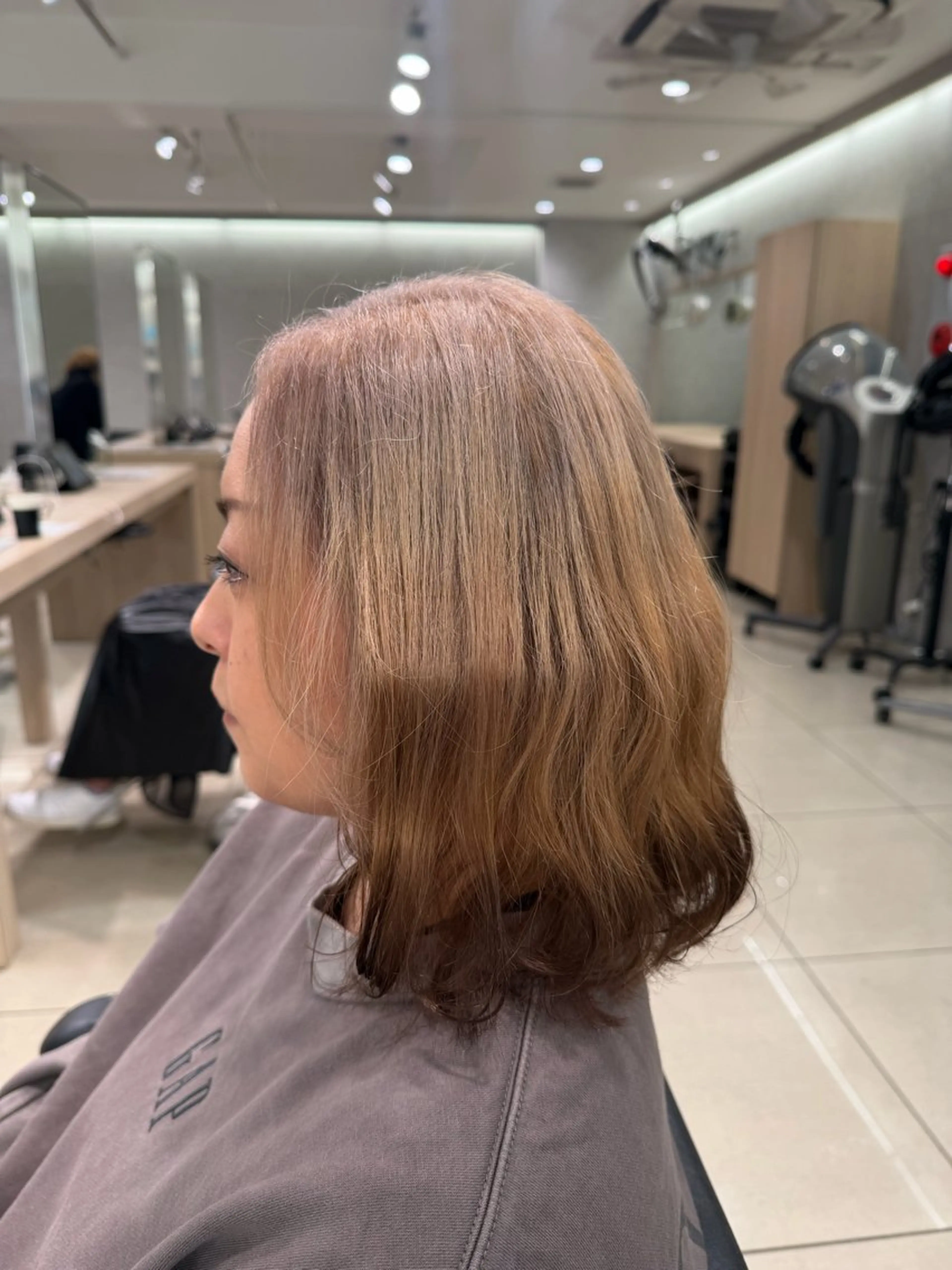 ミディアム カラー ブラウンカラー デザインカラー カット ヘアカラー 巖本 真希のヘアスタイル