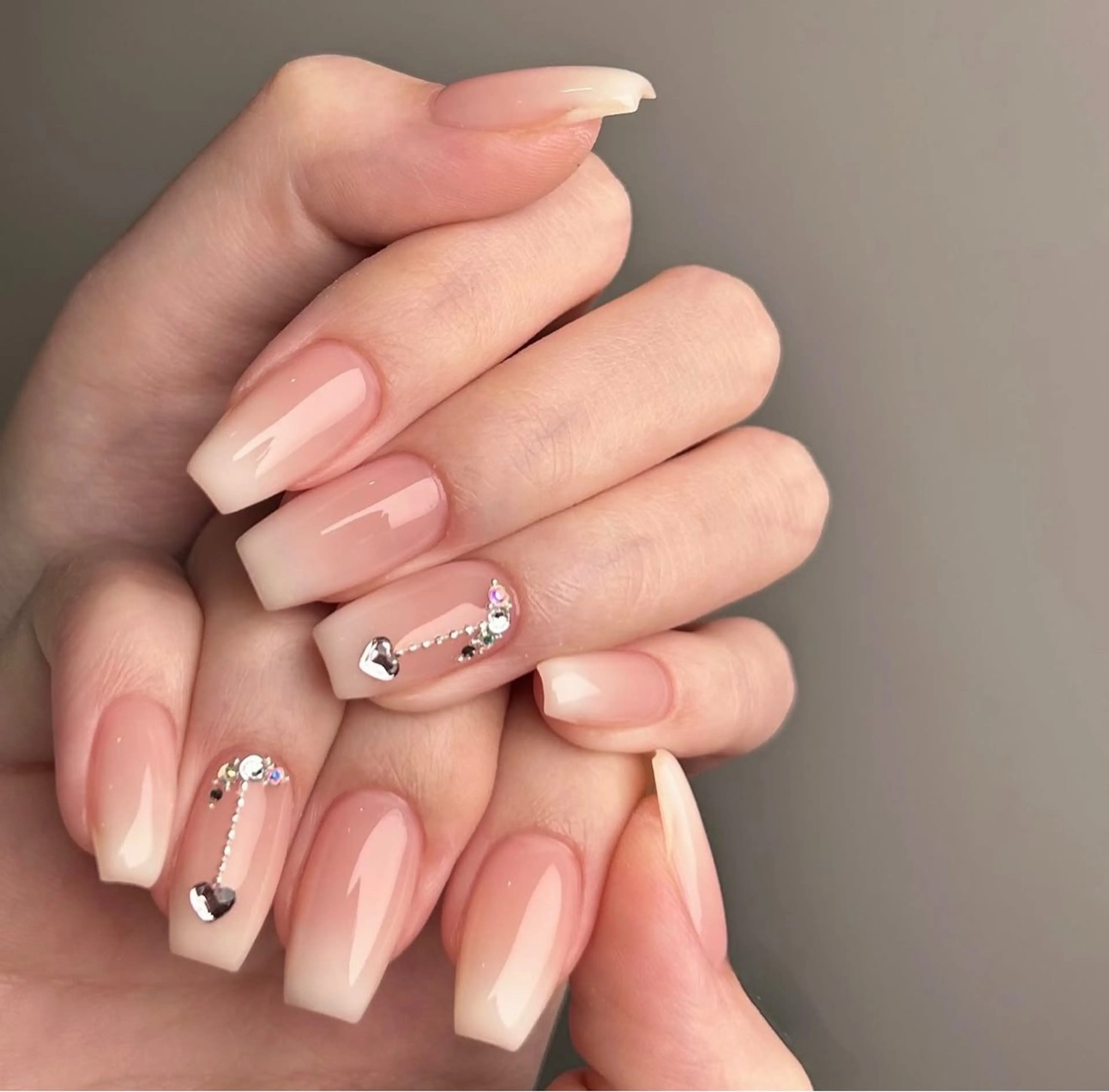 ネイル フラッシュネイル フレンチネイル グラデーション キラキラネイル 韓国ネイル ハンドネイル Lina nail所属・Lunaa 池袋のネイルデザイン