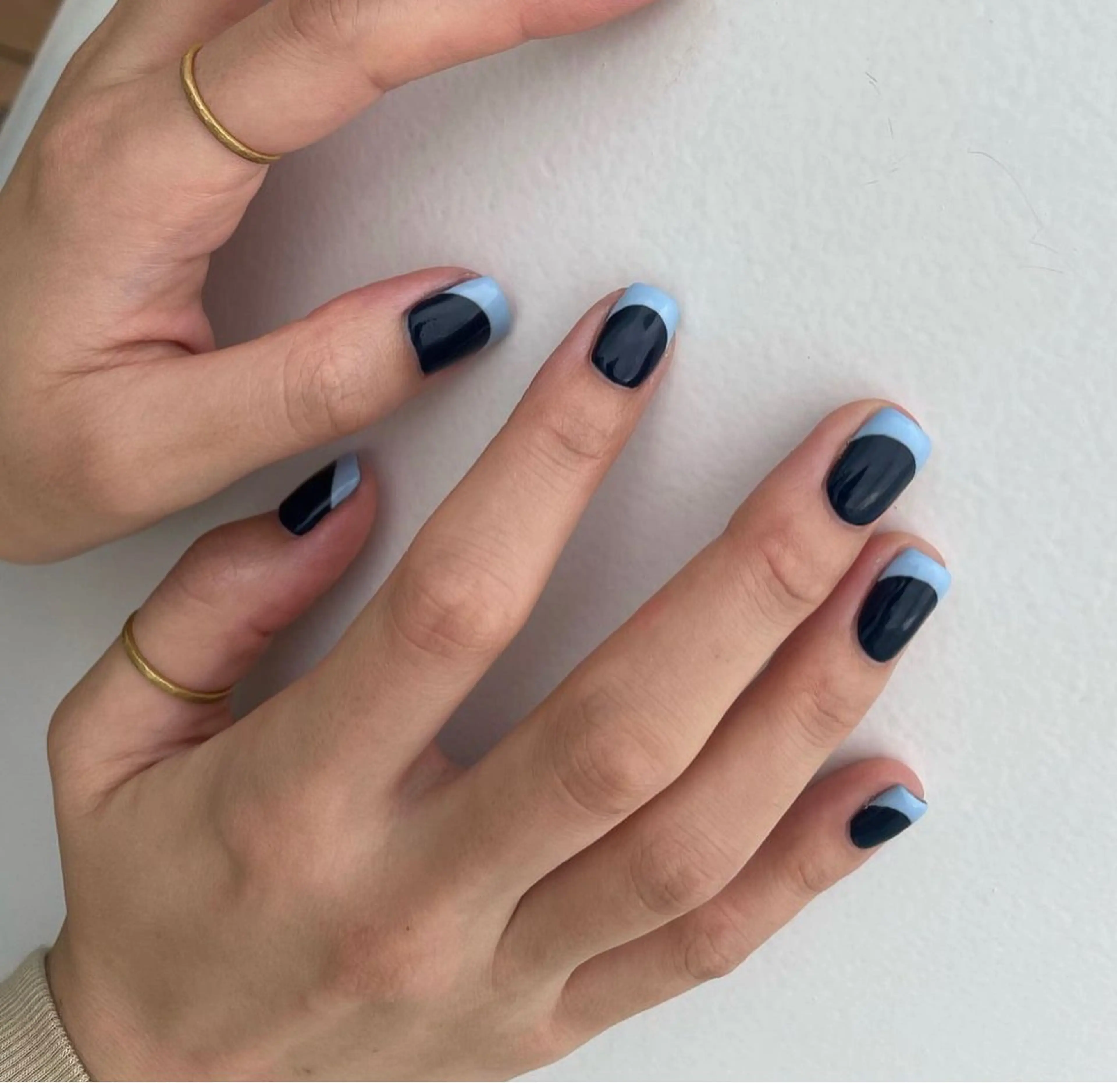 ネイル フレンチネイル 水色 ネイビー ハンドネイル hiyori🫧 mieuxのネイルデザイン