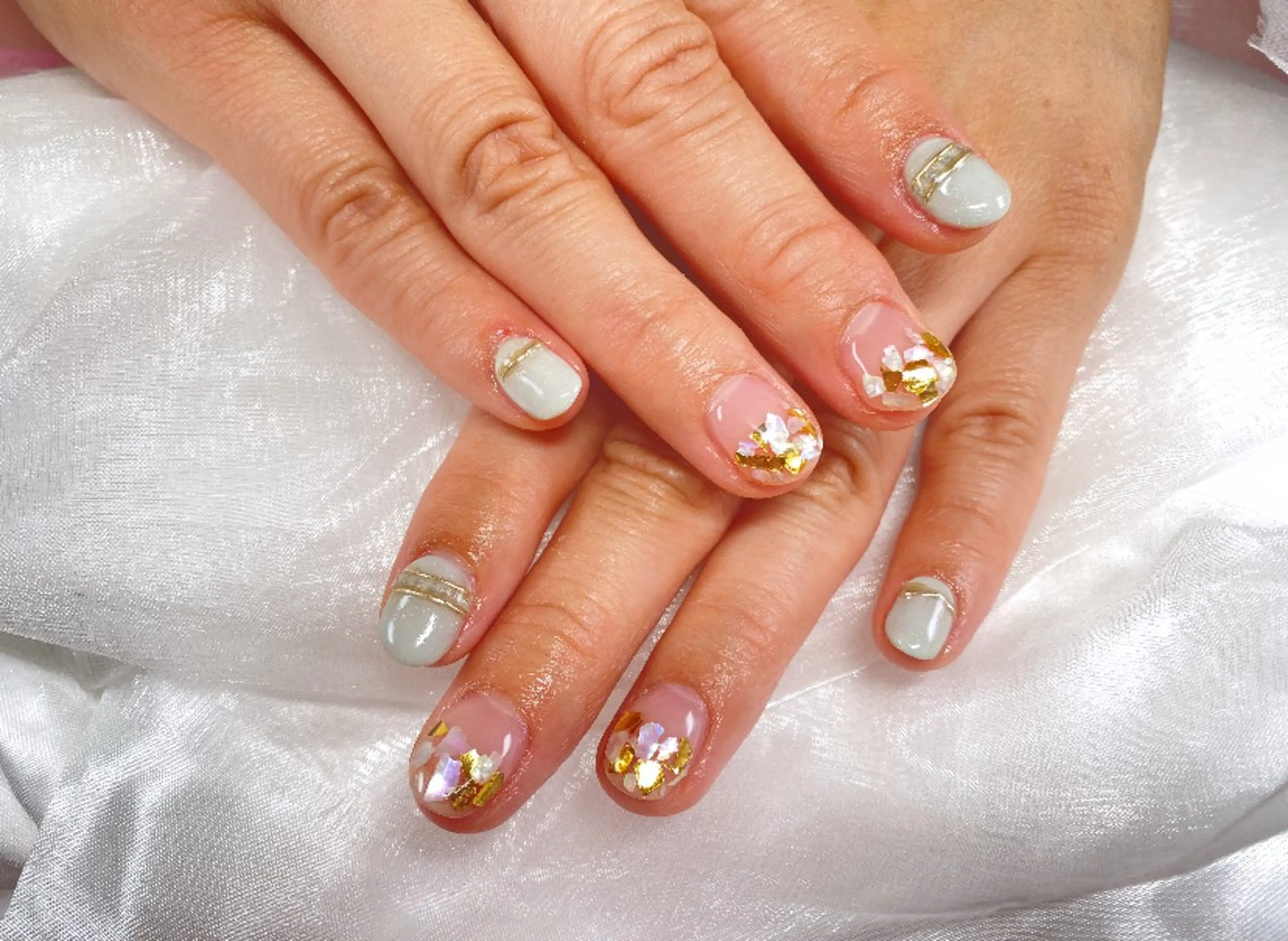 ネイル アートネイル クリアネイル ゴールド ホログラムネイル ニュアンスネイル Nailsalon Charis.yuのネイルデザイン