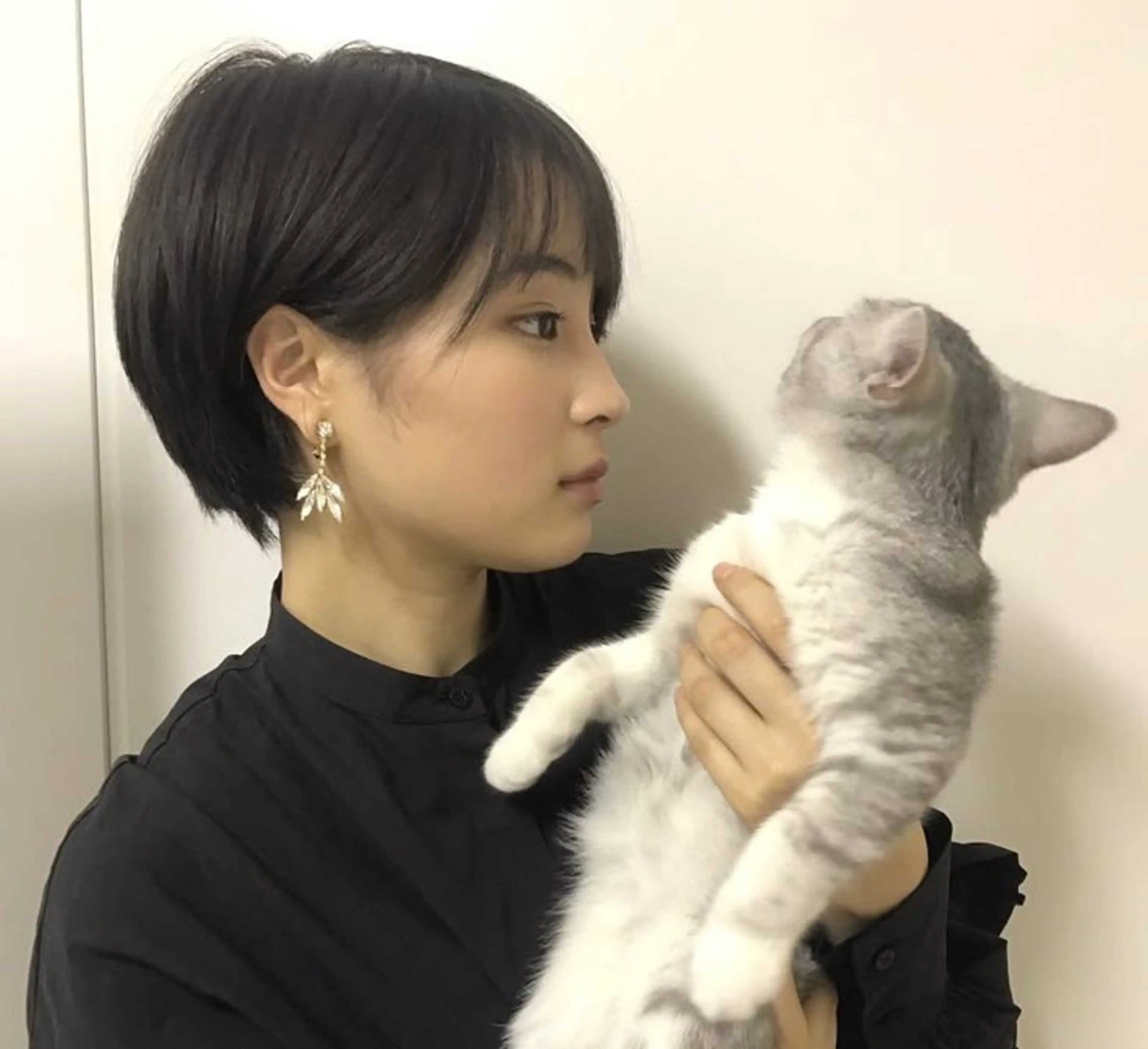 ショート 曲がる縮毛矯正 センターパートのヘアスタイル