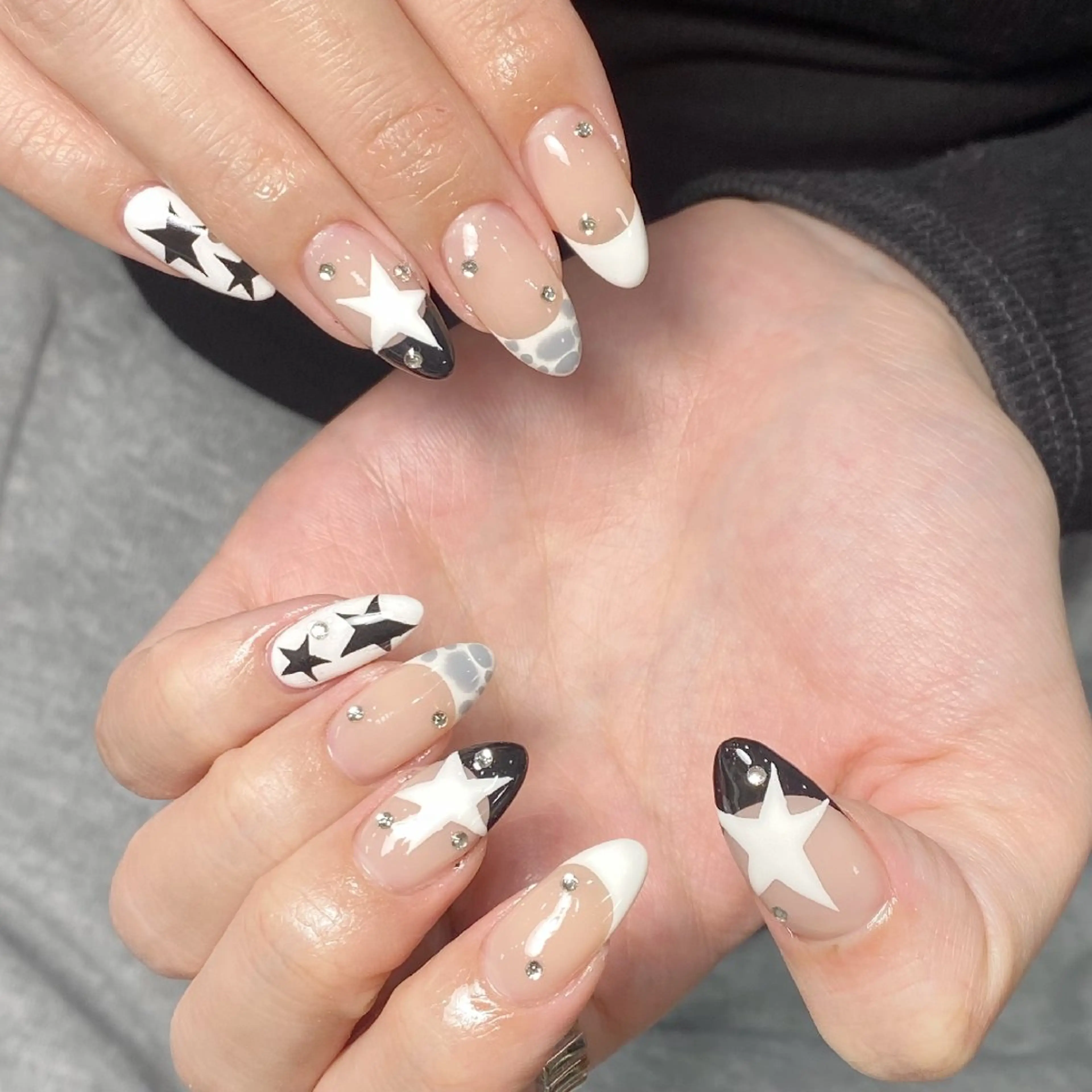 ネイル チークネイル フレンチネイル ジェルネイル ガーリー キラキラネイル ハンドネイル UM Nail Salonのネイルデザイン