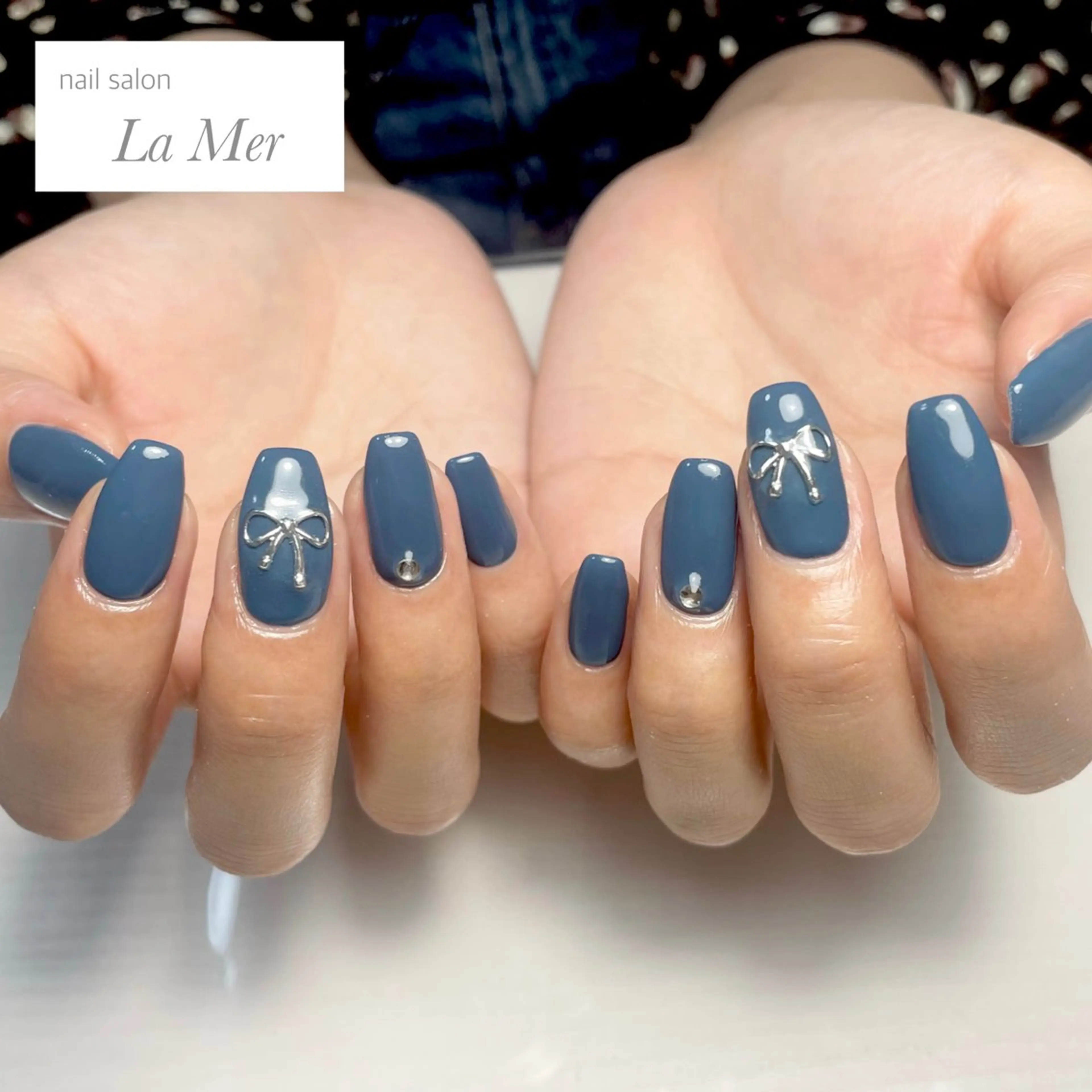ネイル ブルー ガーリー ワンカラーネイル リボン 春ネイル ハンドネイル nailsalon La Merのネイルデザイン
