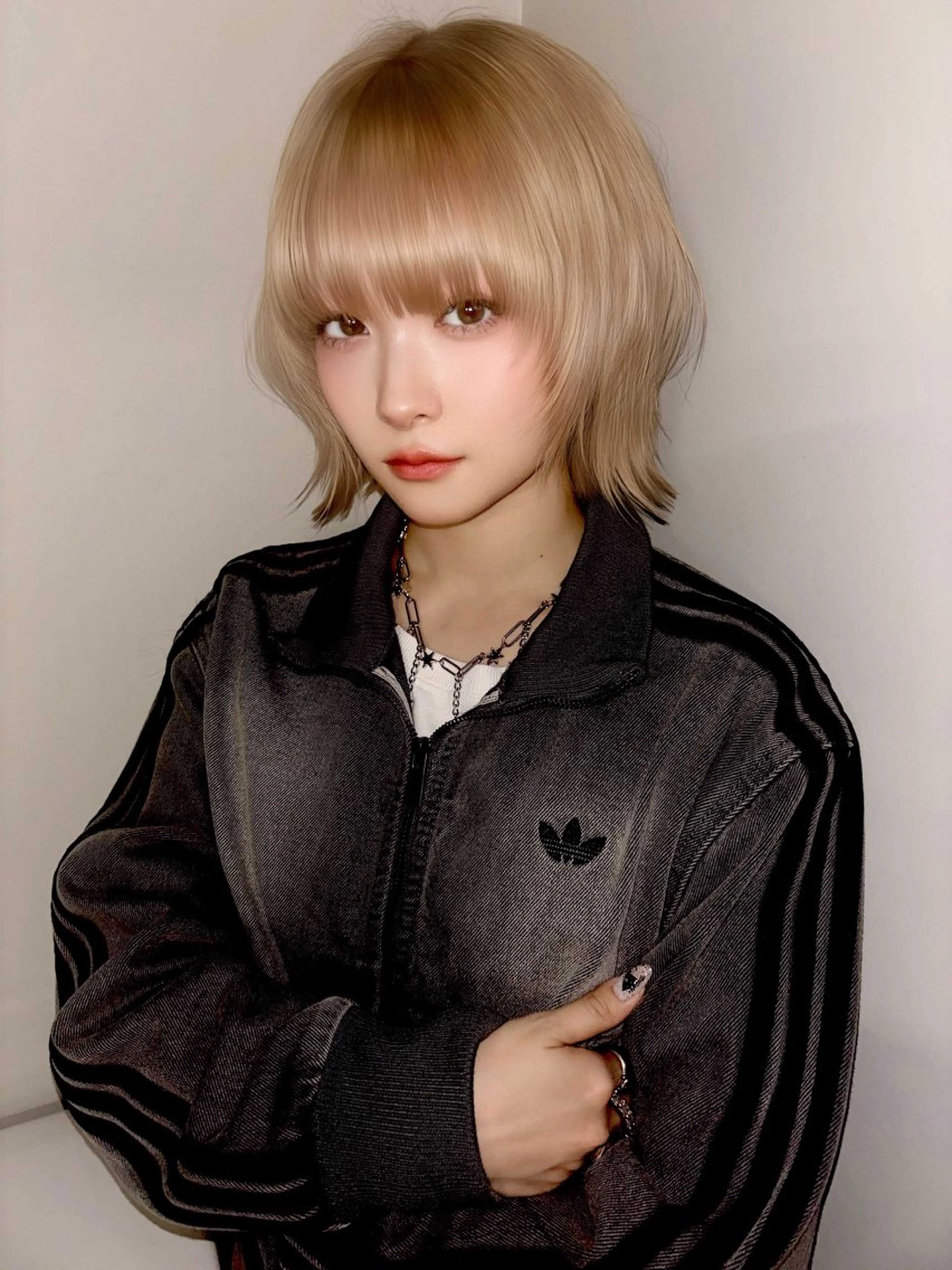 ショート ウルフカット 艶髪ハイトーン 💎凜💎のヘアスタイル