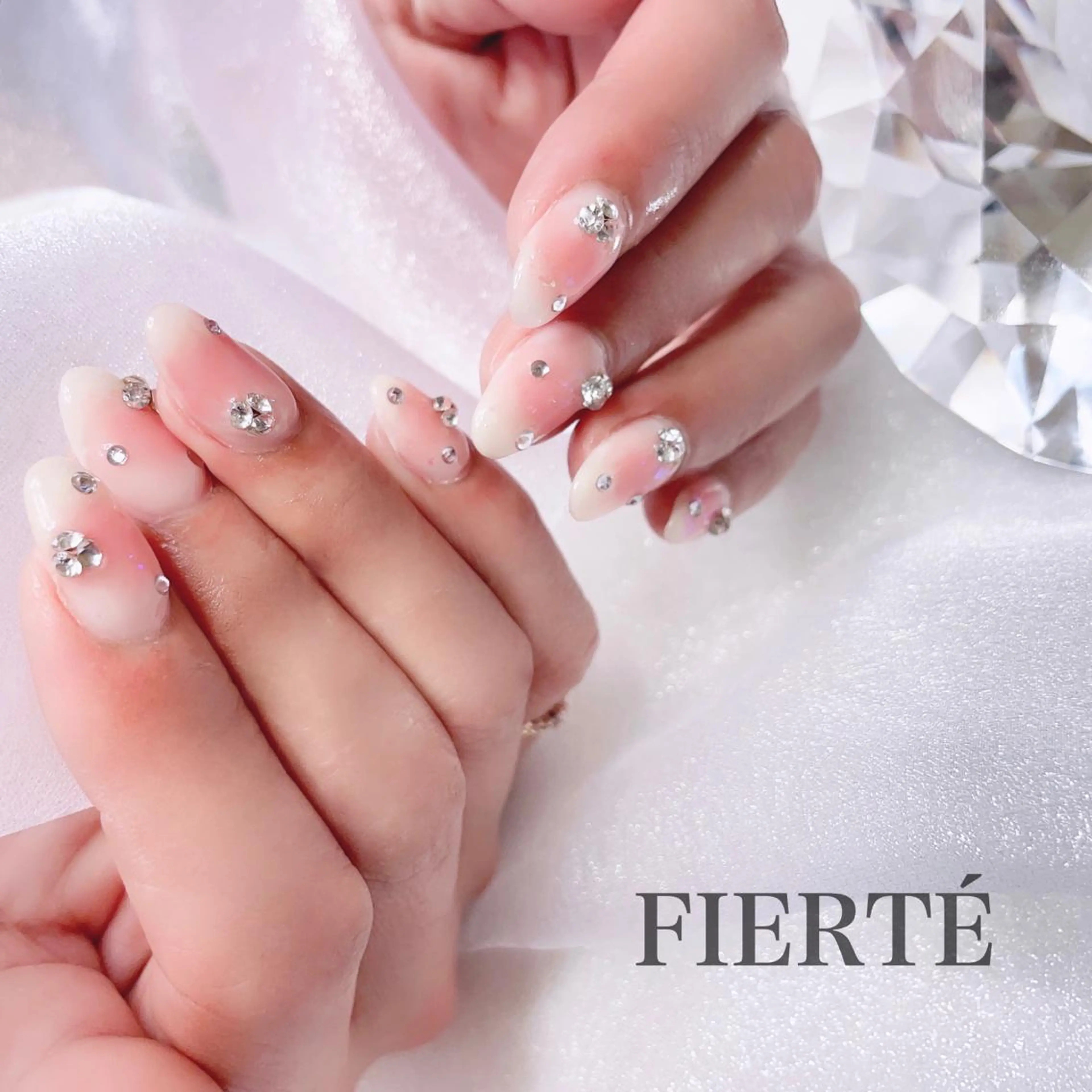 ネイル チークネイル キラキラネイル ストーンネイル ハンドネイル FIERTÉ所属・FIERTÉ Miyuのネイルデザイン