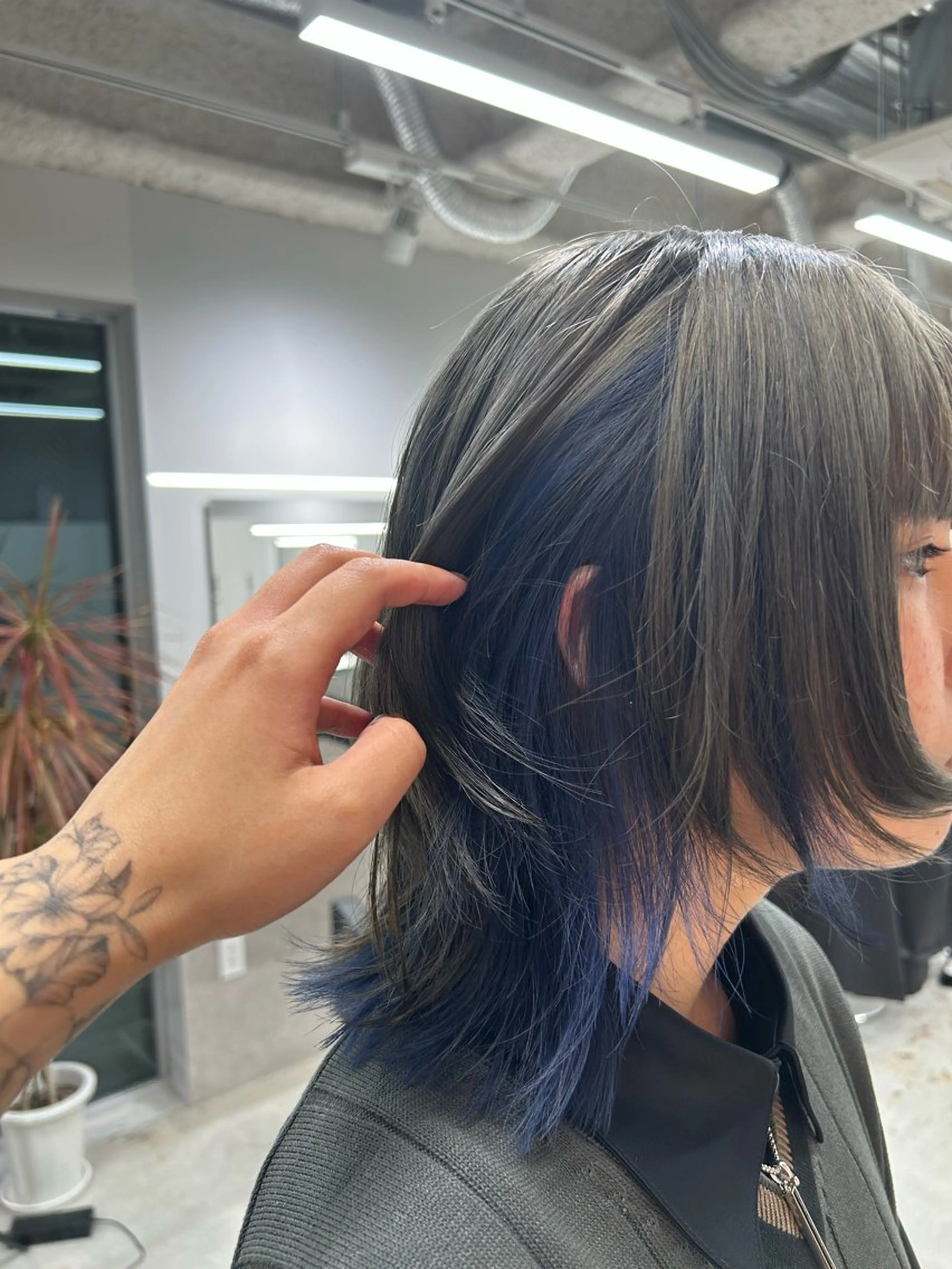 ミディアム カラー ネイビーカラー ウルフカット Gisel みらののヘアスタイル