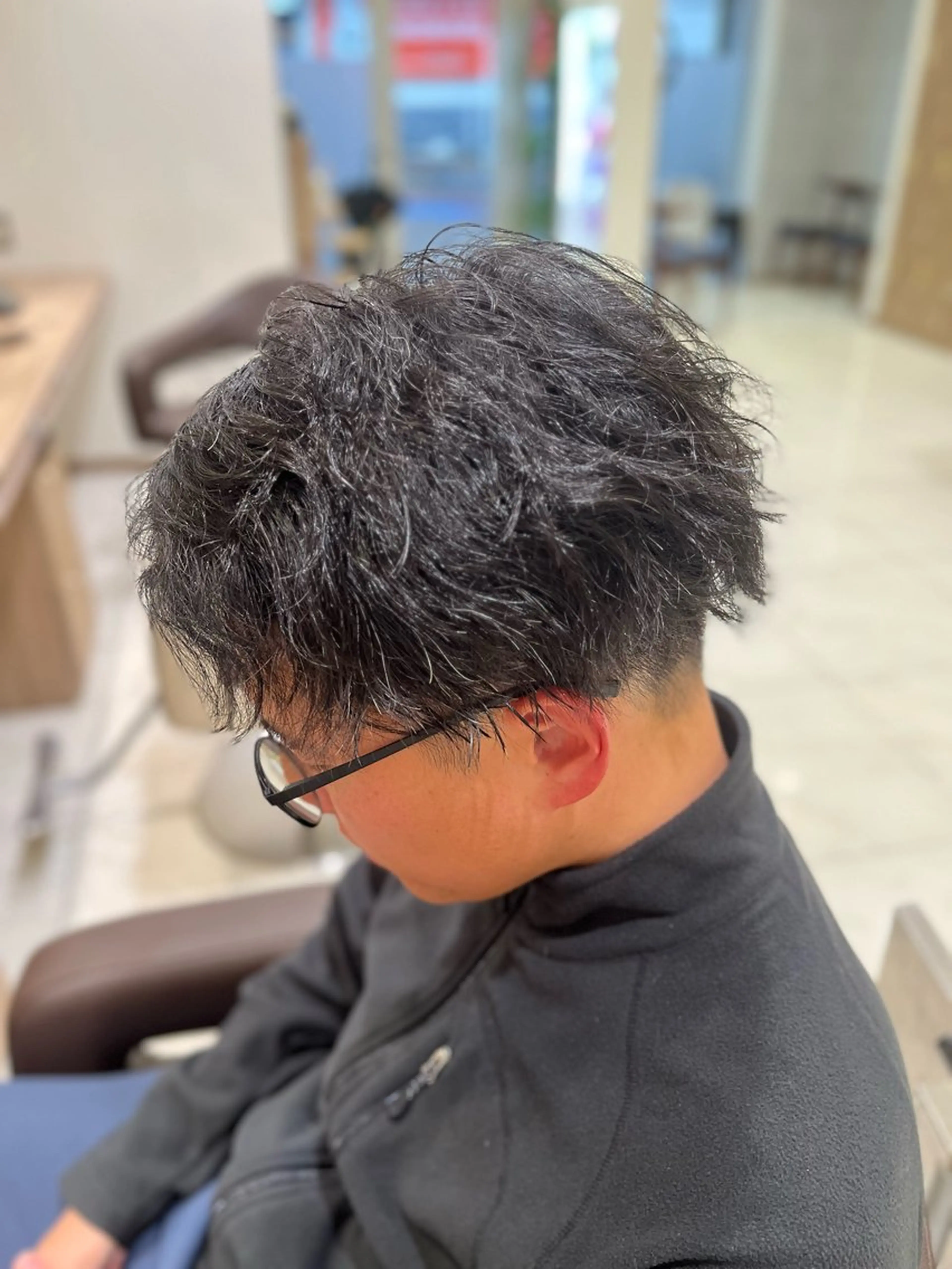 パーマ メンズ メンズブリーチ センターパート フェードカット フェザーパーマ マッシュ カット パーマ トリートメント ヘアセット 【メンズパーマ✨️ フェザーパーマ】岩城のヘアスタイル