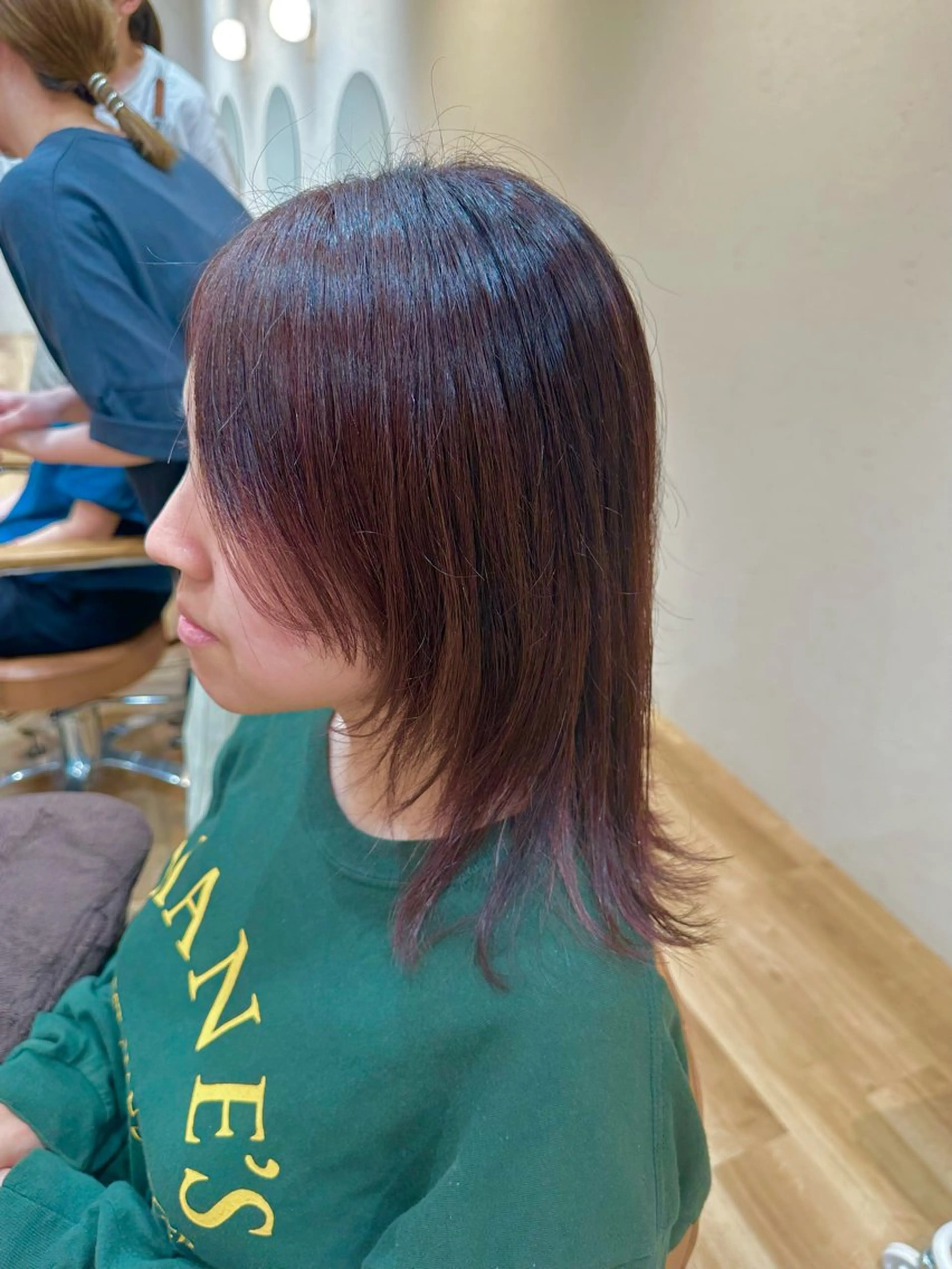 ミディアム ピンクブラウン レイヤーカット カット ヘアカラー トリートメント 梅本 夢香のヘアスタイル