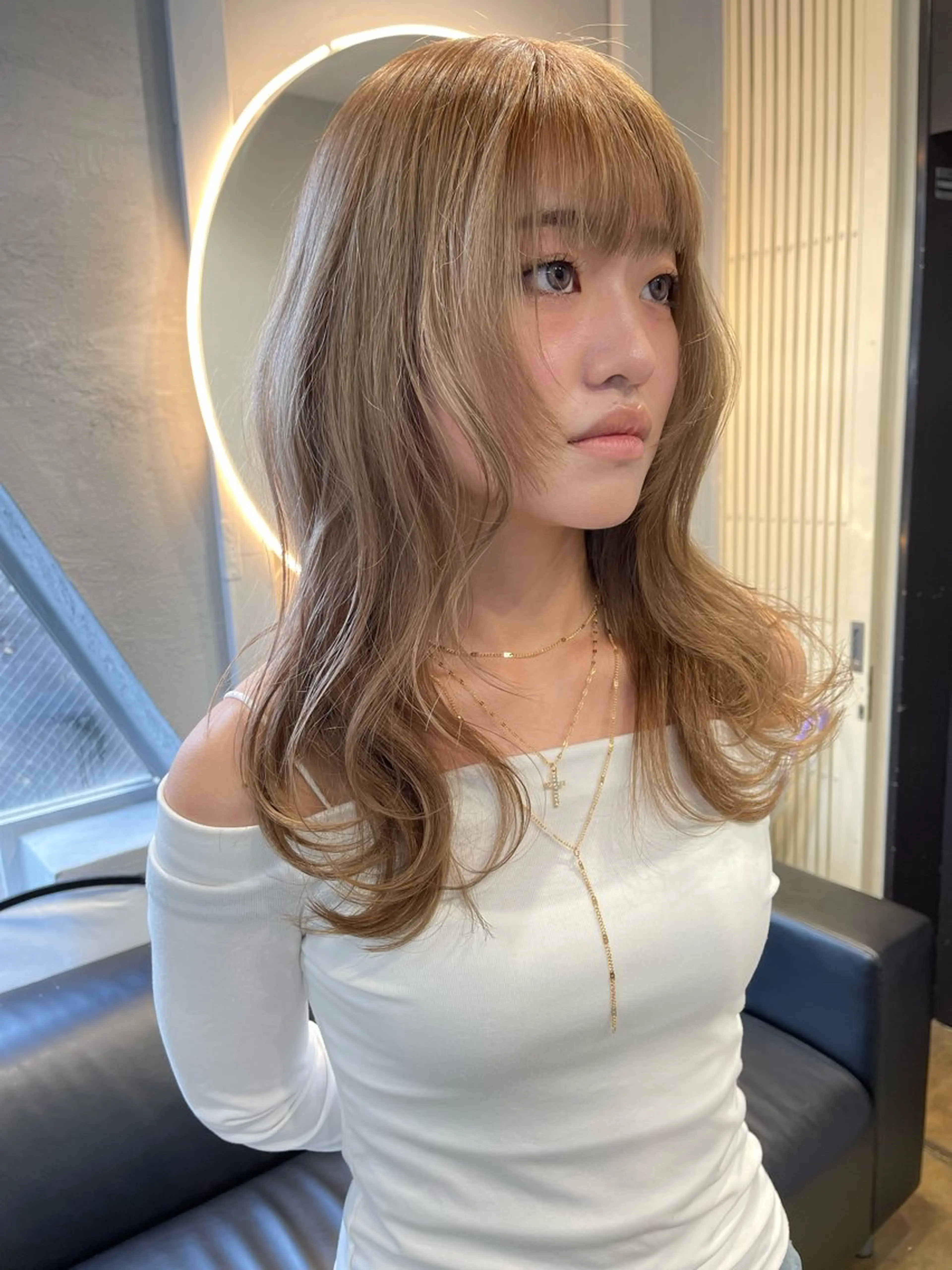 セミロング カラー ブリーチ ケアブリーチ デザインカラー ダブルカラー イヤリングカラー ヘアカラー トリートメント TATSUブリーチ/ ミルクティーベージュのヘアスタイル