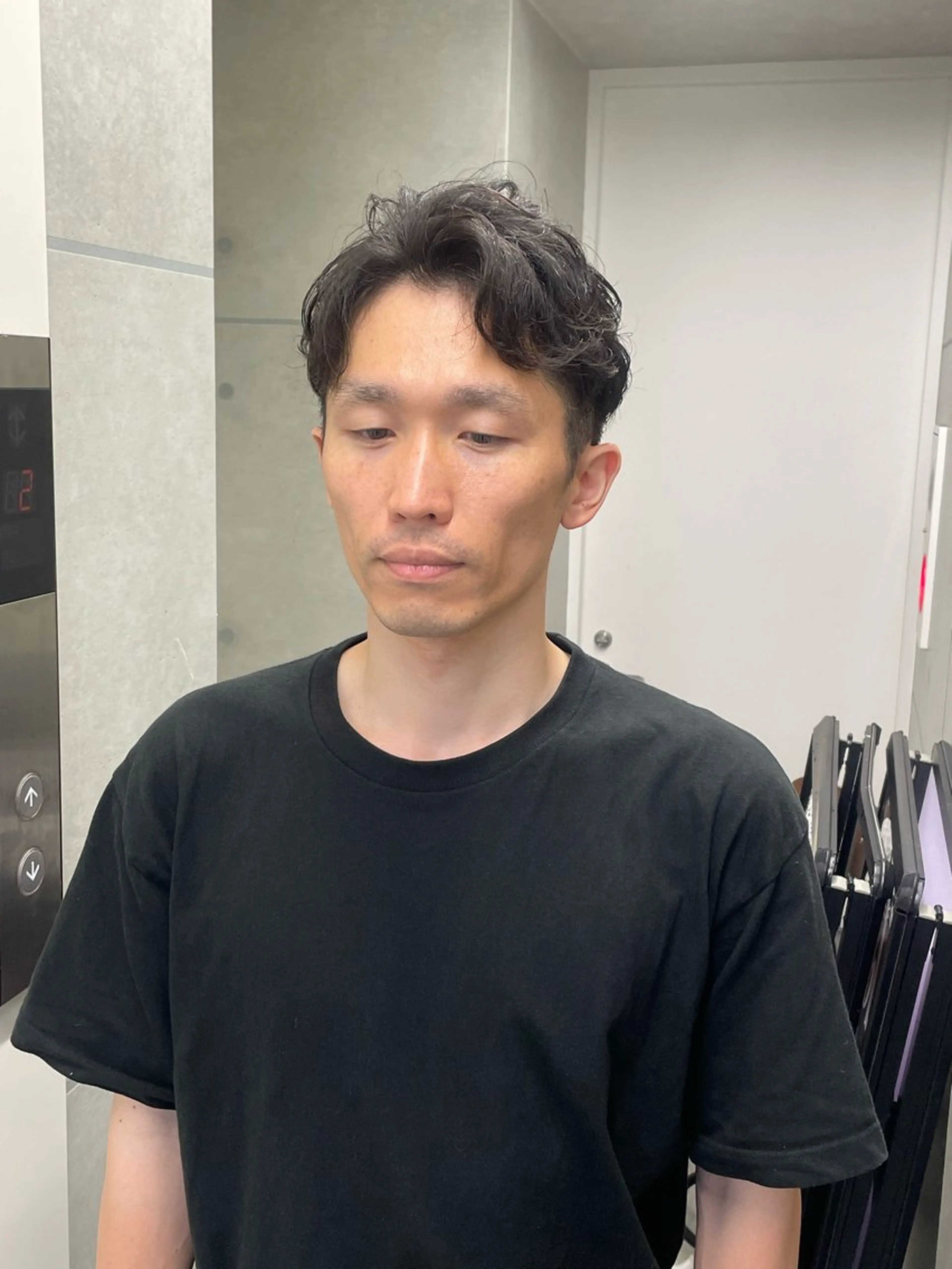 ミディアム パーマ メンズ ミディアムパーマ メンズブリーチ センターパート フェードカット フェザーパーマ CHROM TOKYO A.L.T所属・【メンズ・パーマ】 藪 清正のヘアスタイル