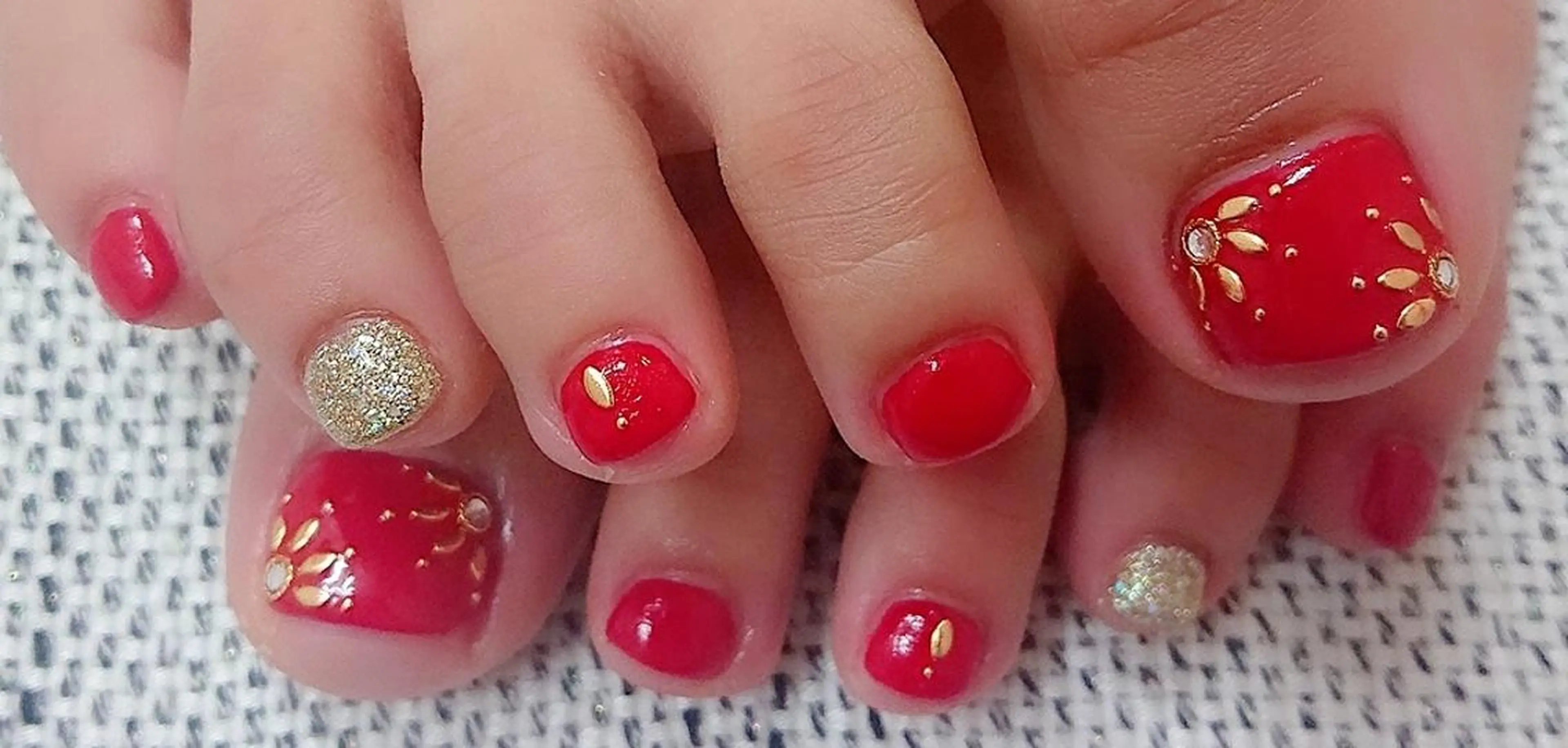 ネイル フットネイル ジェルネイル ゴールド ラメ(グリッター) 赤色 🍒当日もOK🍒 𝑳𝑼𝑵𝑨花井のネイルデザイン