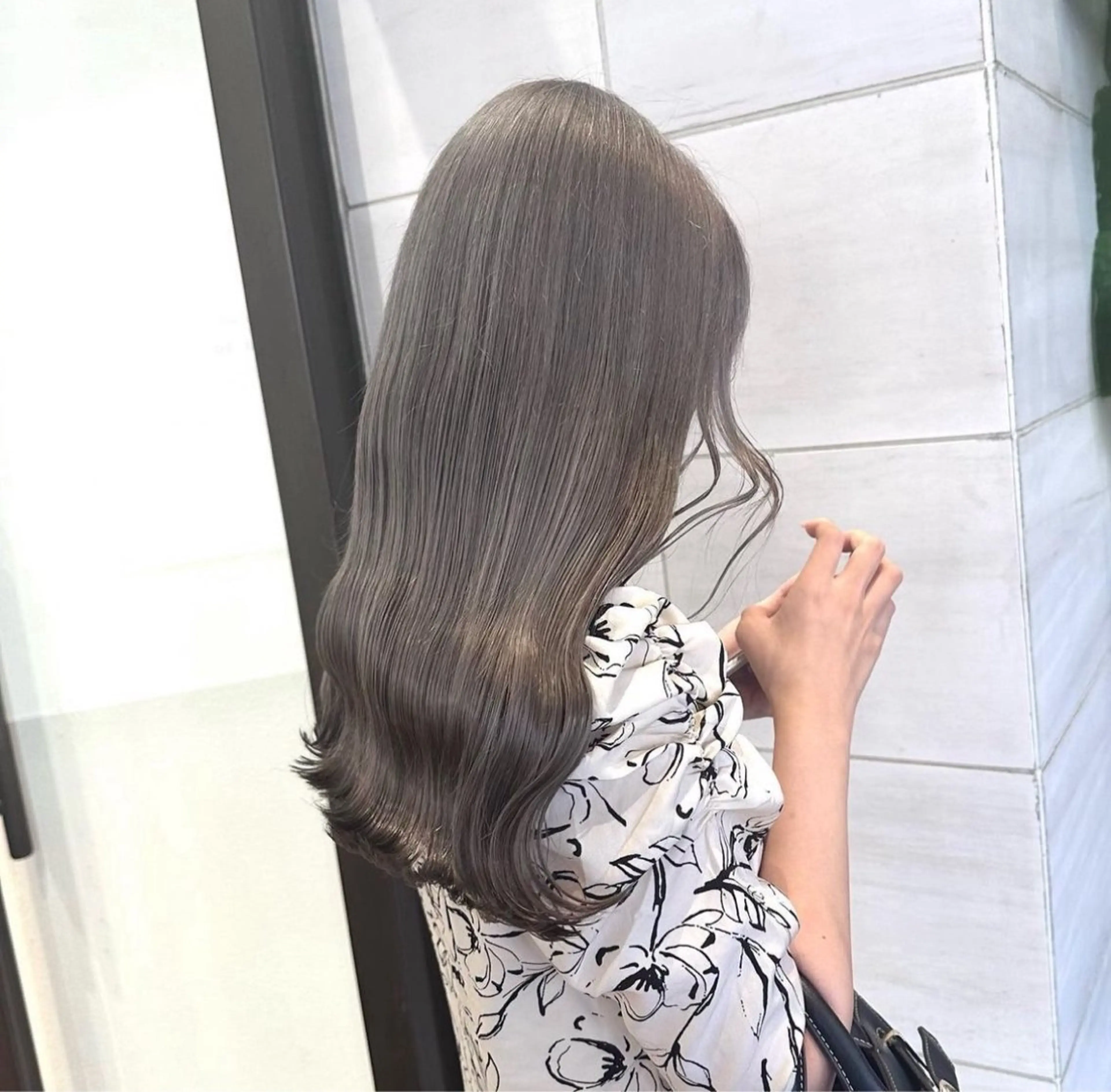 ロング カラー ブリーチ グレージュ ホワイトカラー/ ピンクベージュにったのヘアスタイル