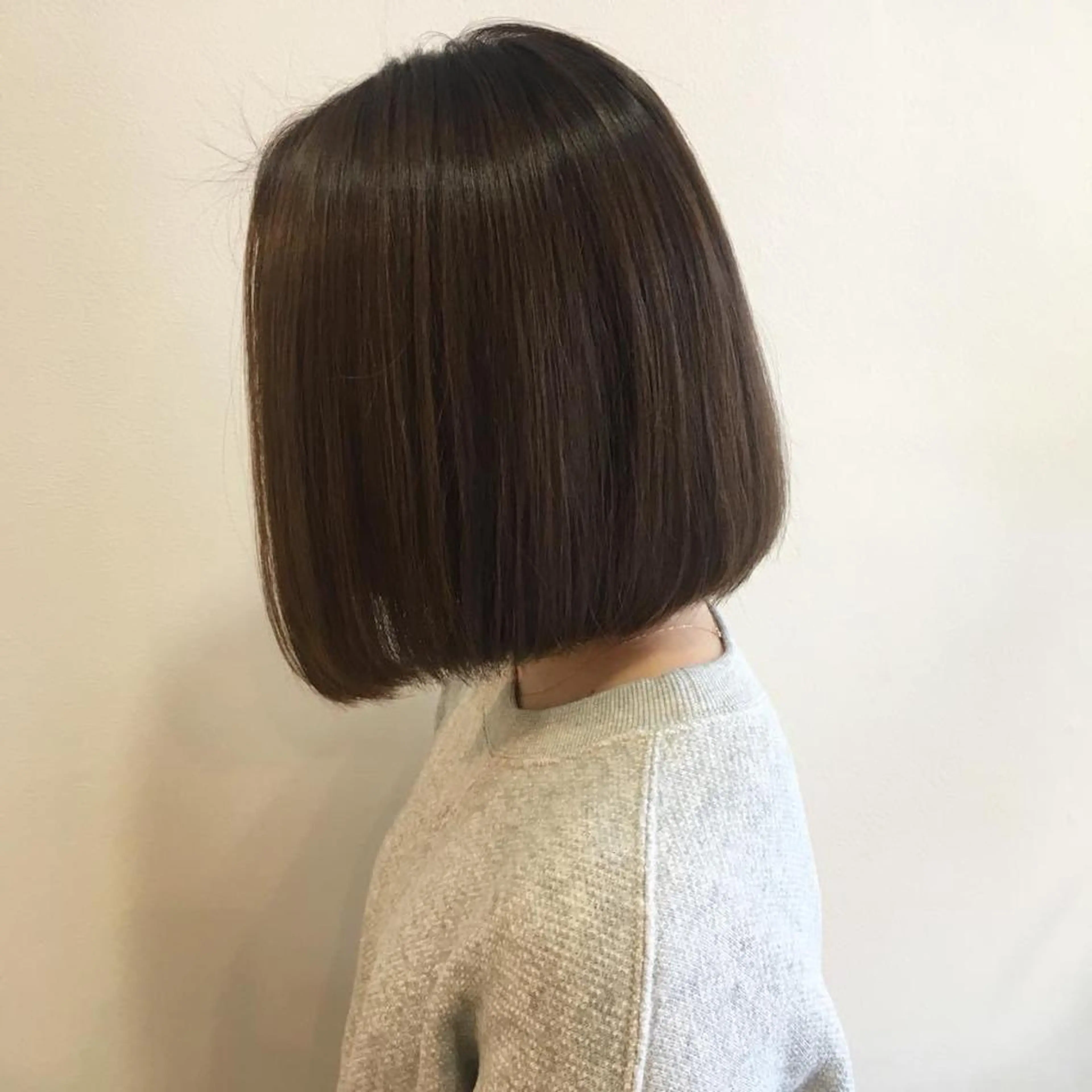 カラー ブリーチなしカラー/ 顔周りレイヤーカットのヘアスタイル