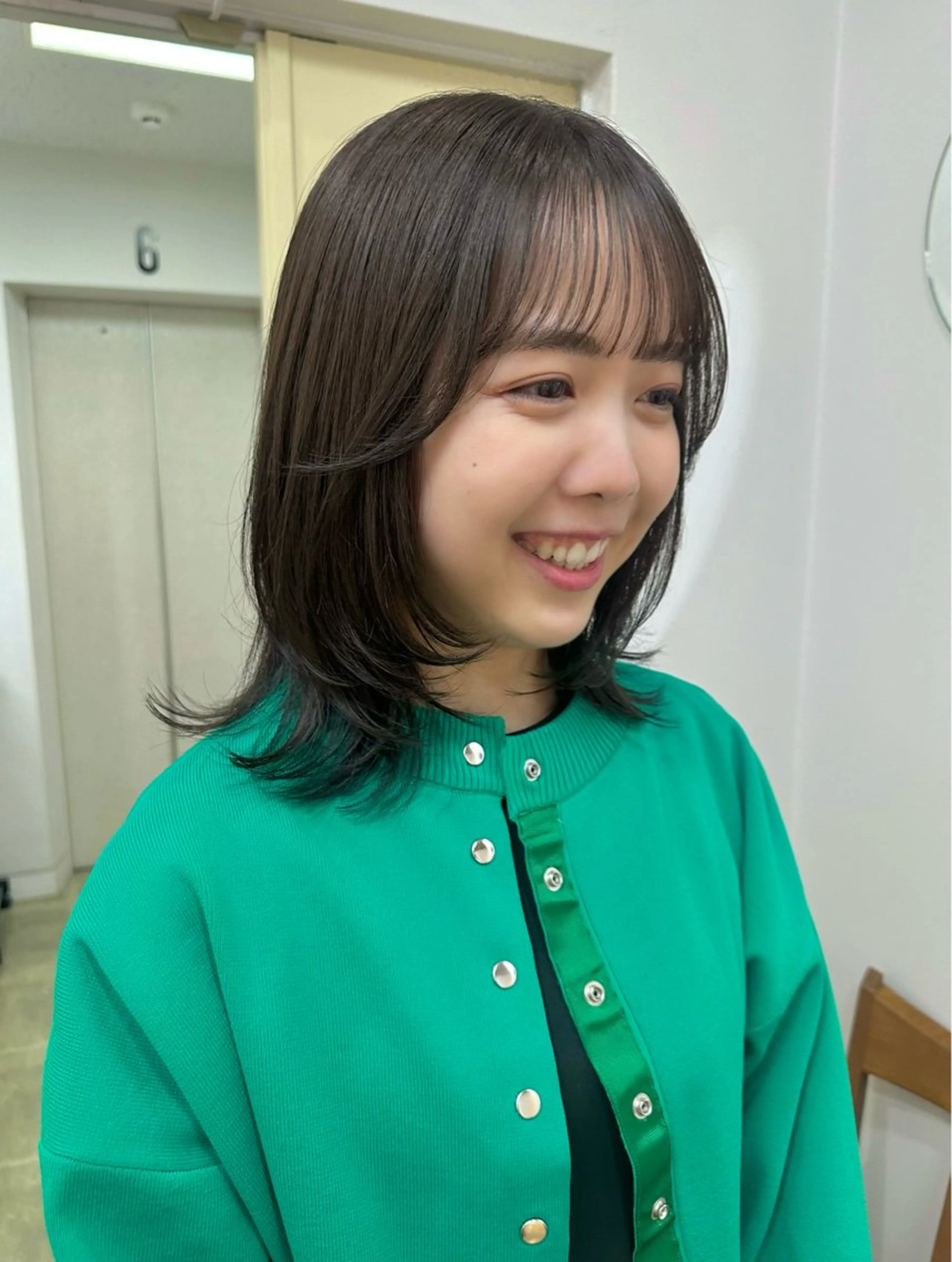 ミディアム カラー グレージュ オリーブグレージュ オリーブグレー レイヤーカット カット ヘアカラー 四日市/レイヤー /似合わせカットのヘアスタイル