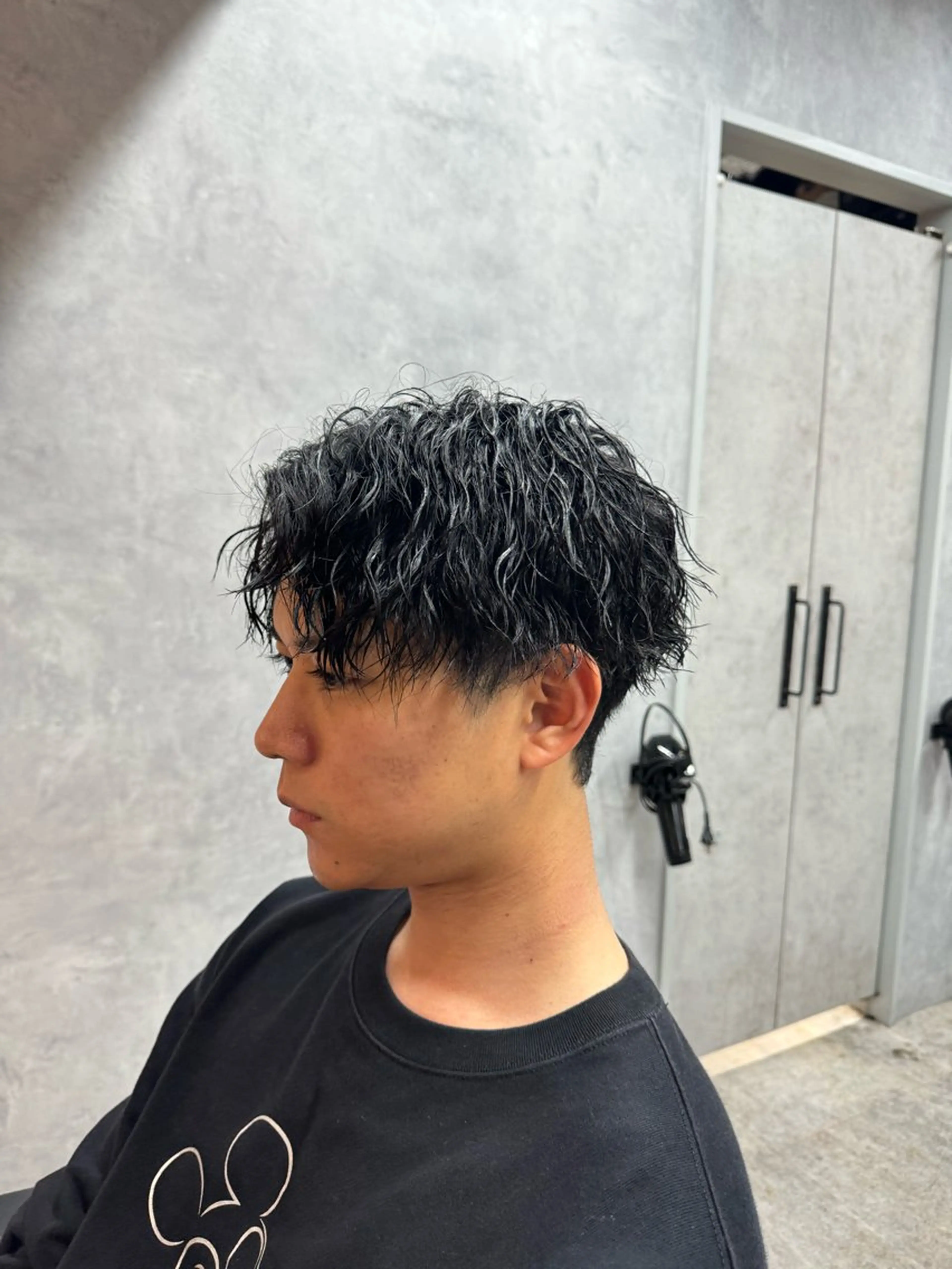 ショート パーマ メンズ センターパート メンズパーマ メンズツイストパーマ ツイストスパイラルパーマ 波巻きパーマ ツイストスパイラル/ メンズ特化/中川誠也のヘアスタイル