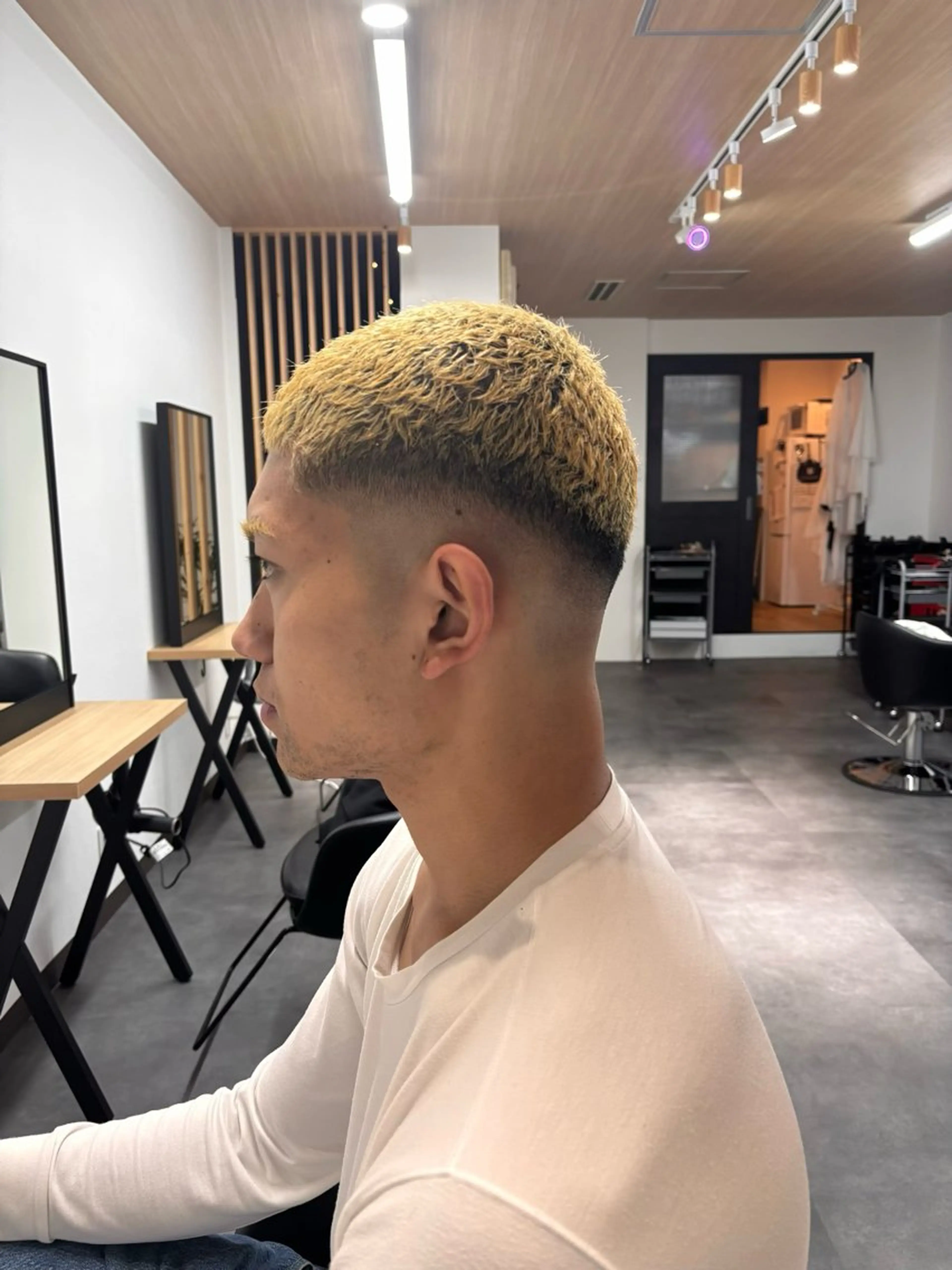 ショート カラー メンズ メンズブリーチ フェードカット ブリーチ バズカット メンズサロンNook所属・メンズ特化/メンズカ ット/Takumaのヘアスタイル