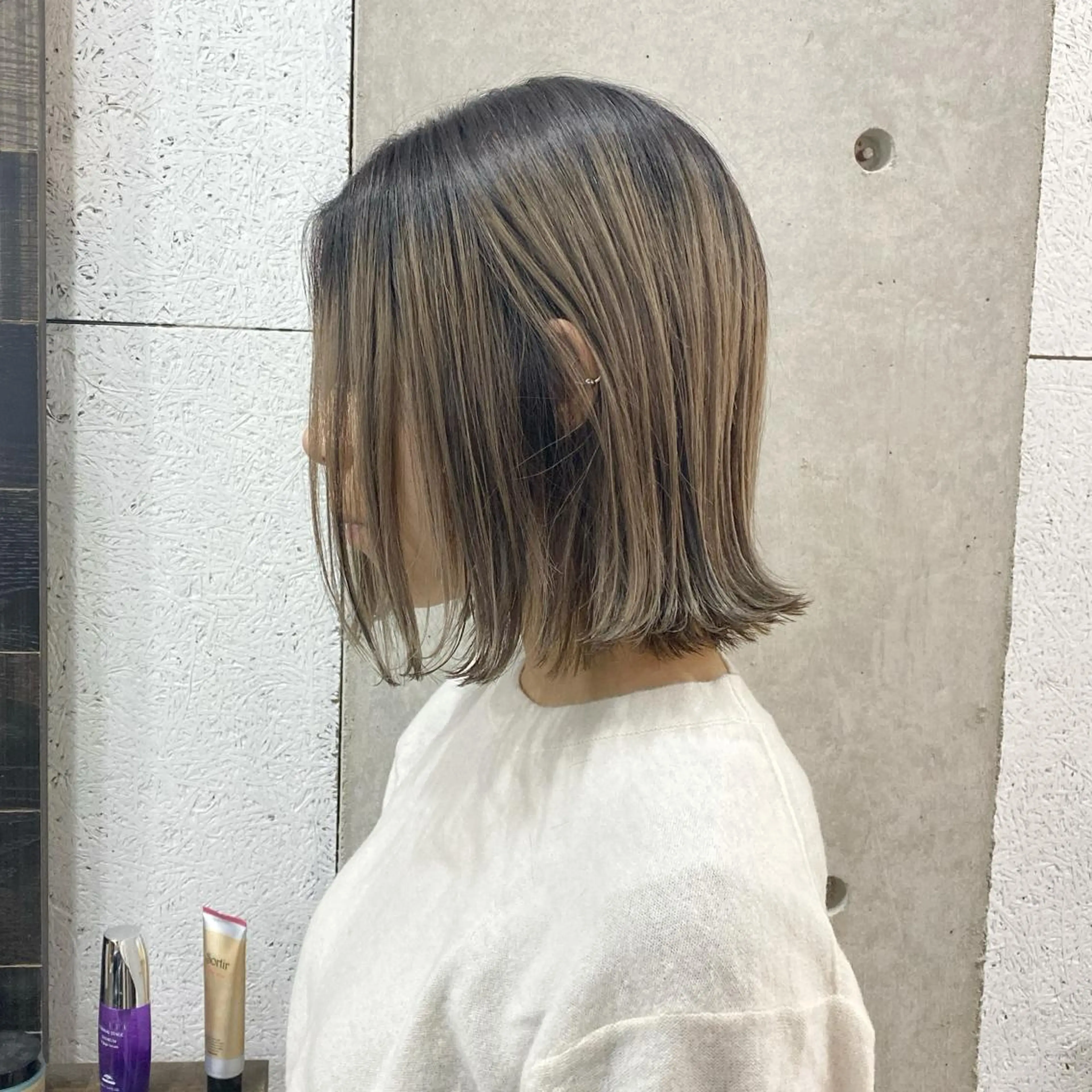 ショート カラー ネイル マツエク・マツパ ブリーチ ボブ 外ハネヘア 中山 天地のヘアスタイル