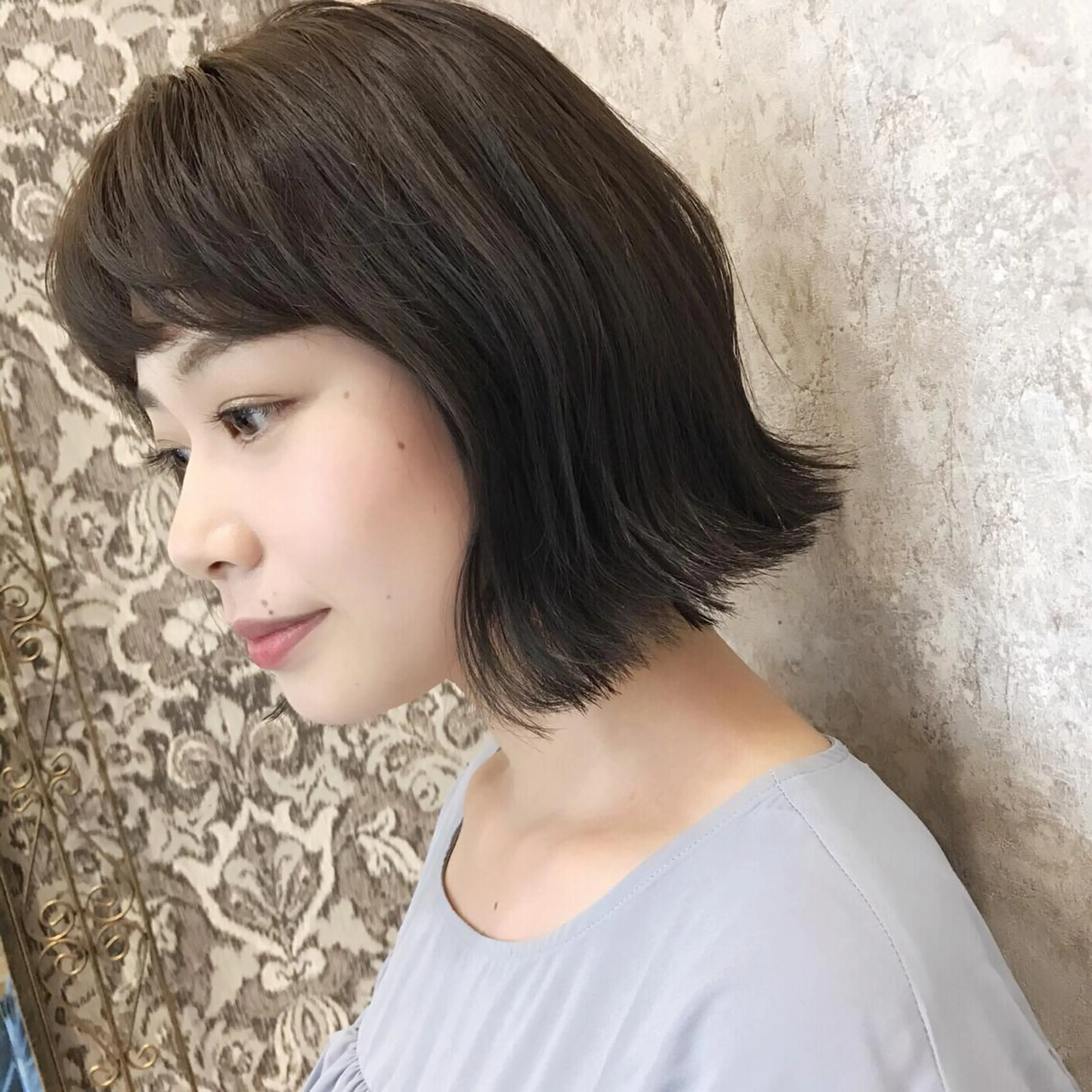 ミディアム カラー ダークグレー ダークグレージュ グレージュ ボブ HARUNA🤍 大人ショートヘアのヘアスタイル