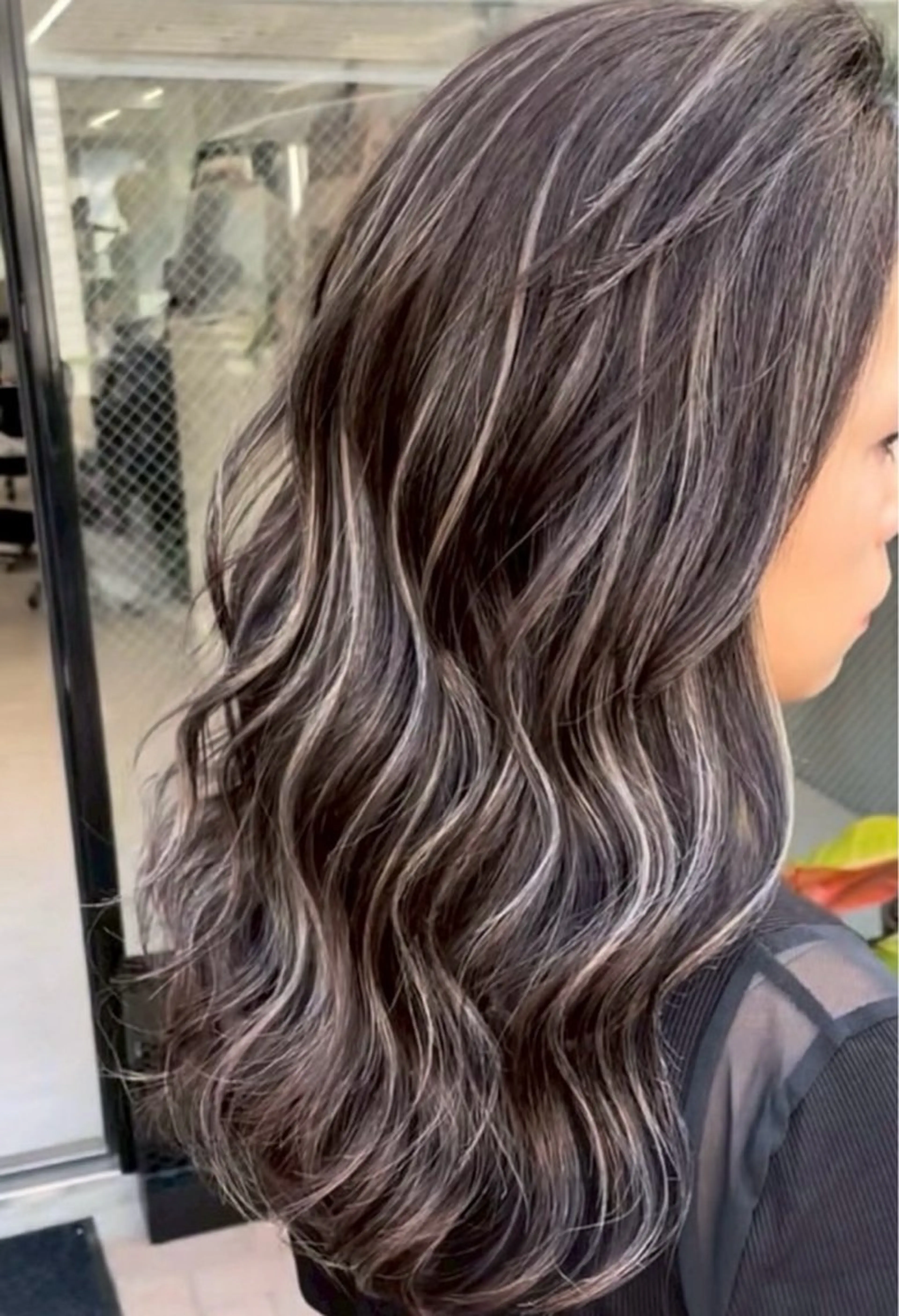 ロング カラー ベージュカラー グレージュ ハイライトカラー ミルクティーベージュ ハイライト ヘアカラー トリートメント 表参道/ハイライト バレイヤージュのヘアスタイル