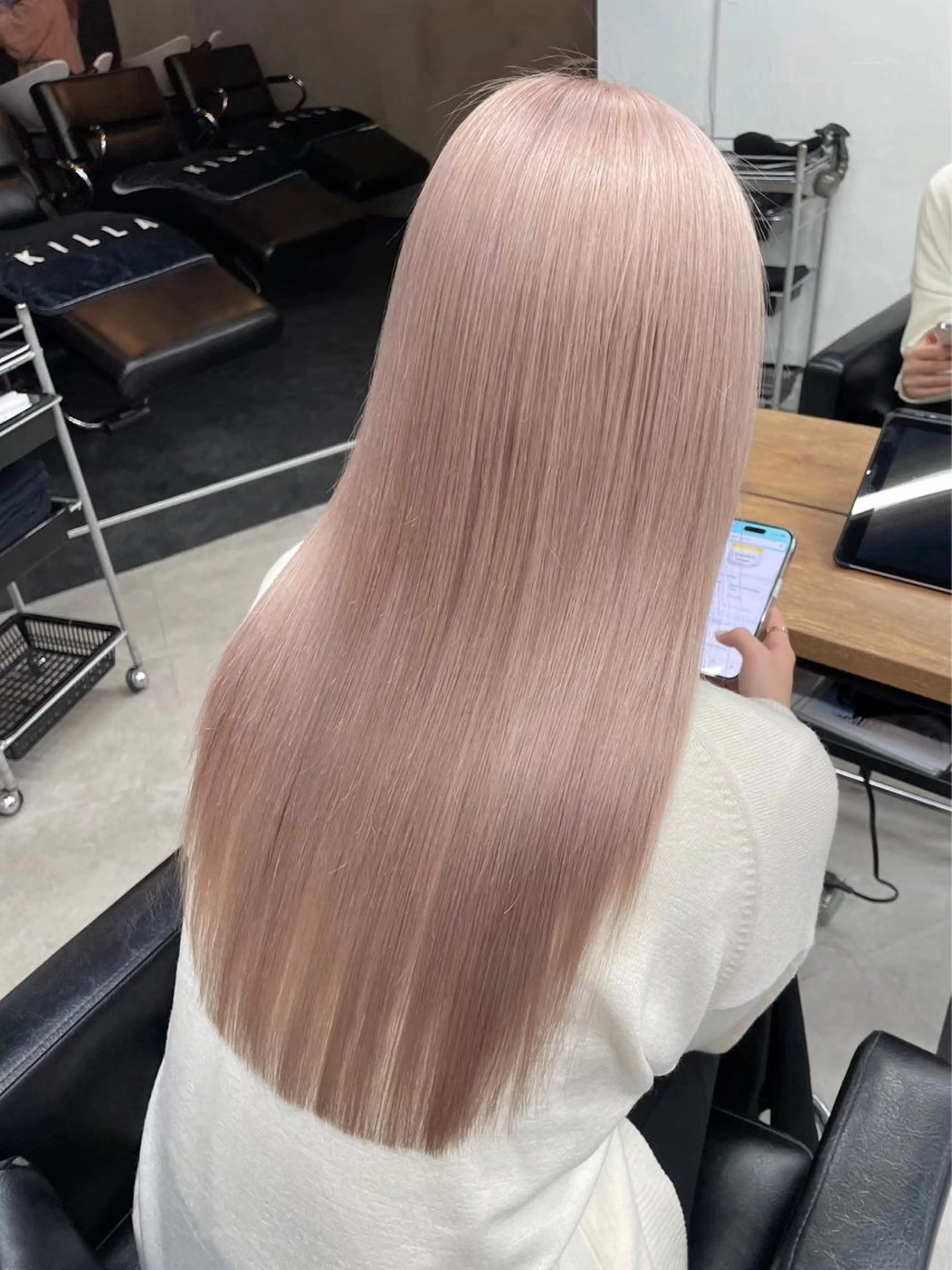 ロング カラー ベージュカラー ブリーチ ケアブリーチ ホワイトベージュ トリートメント カット ヘアカラー トリートメント ヘアセット RYOSUKE ハイトーンのヘアスタイル