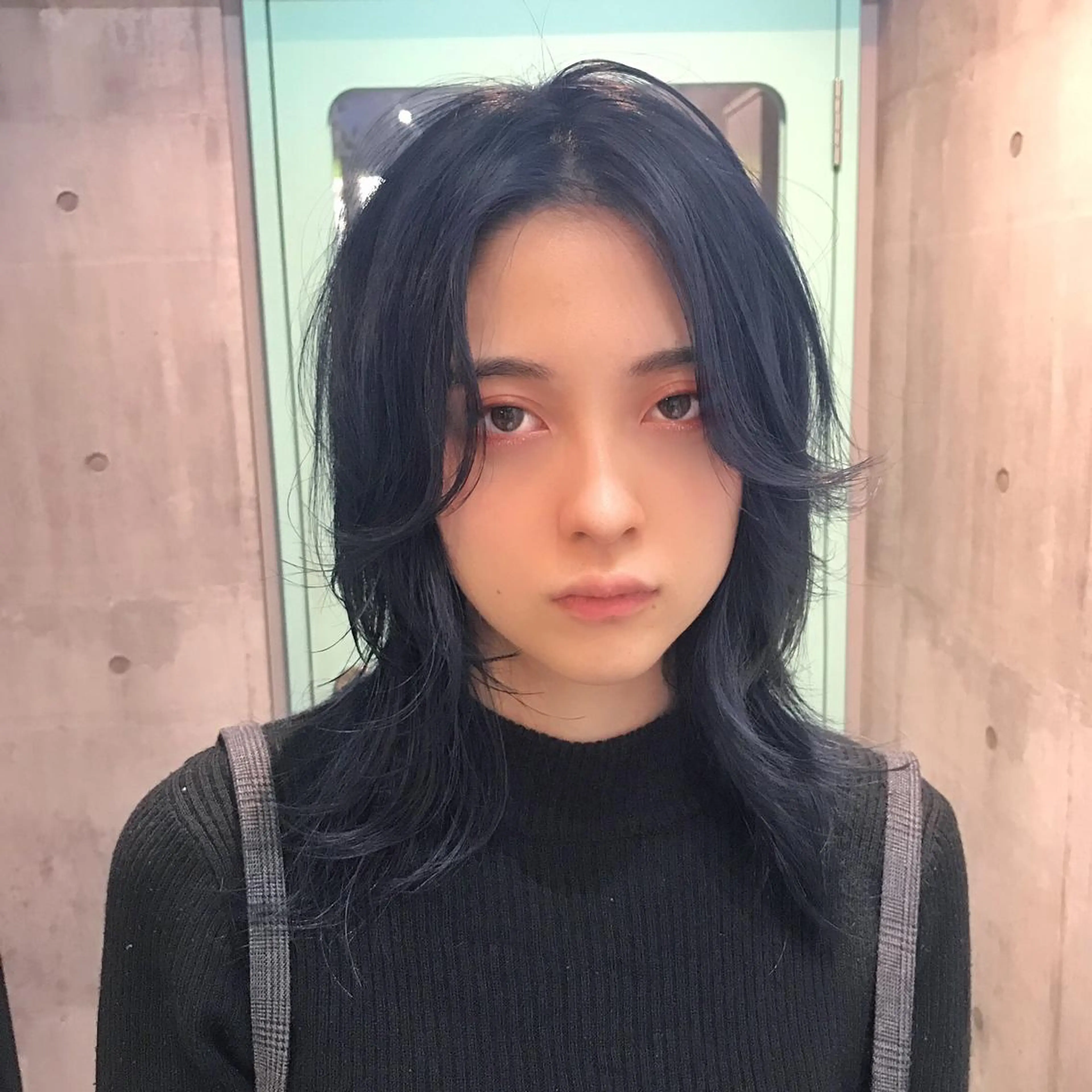 セミロング カラー ネイビーカラー ウルフカット カット ヘアカラー ホワイト&レイヤーカ ットエクステ長畠俊輔のヘアスタイル