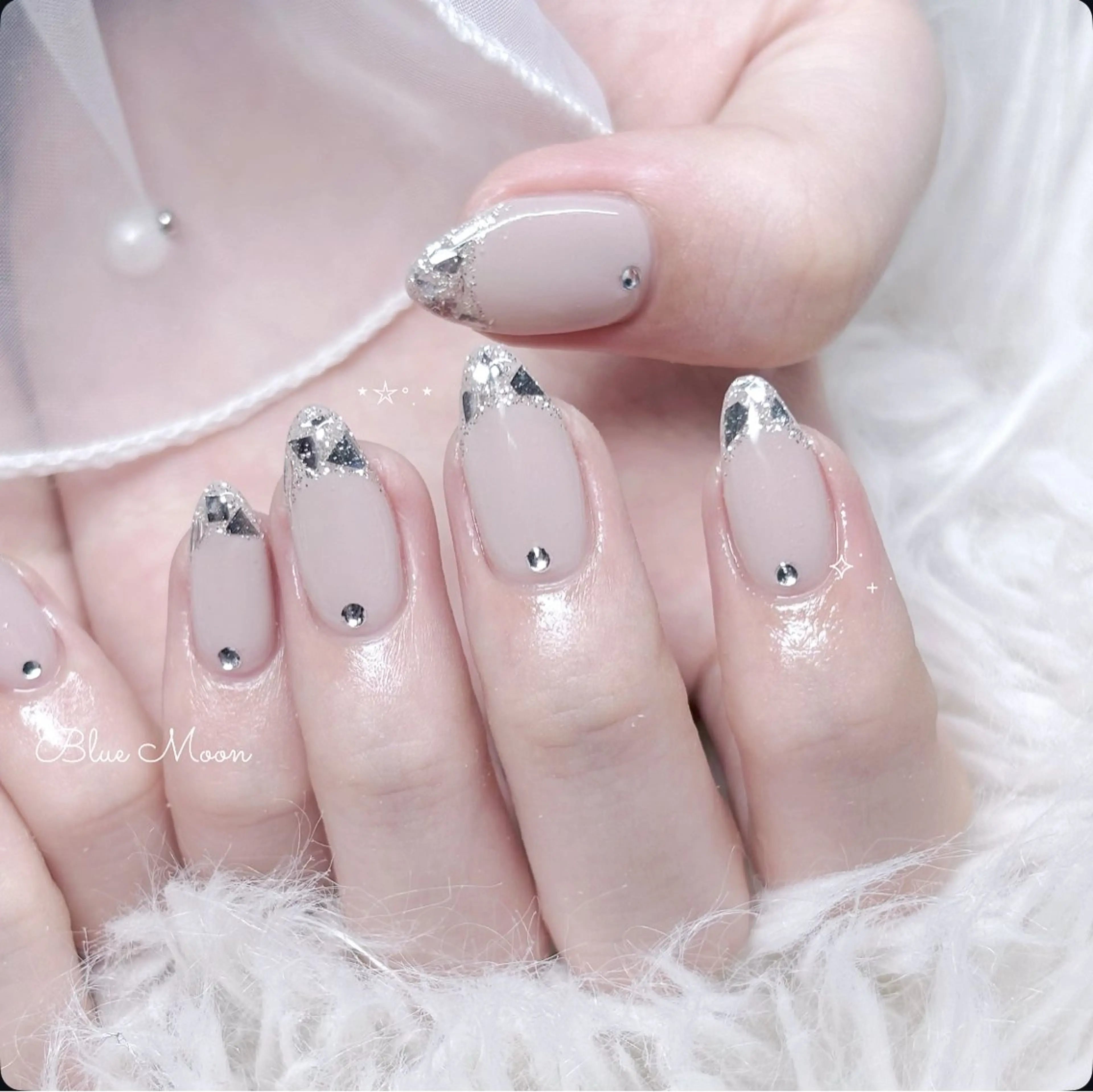 ネイル ホログラムネイル ストーンネイル ハンドネイル ハンドケア nail salon Blue Moonのネイルデザイン