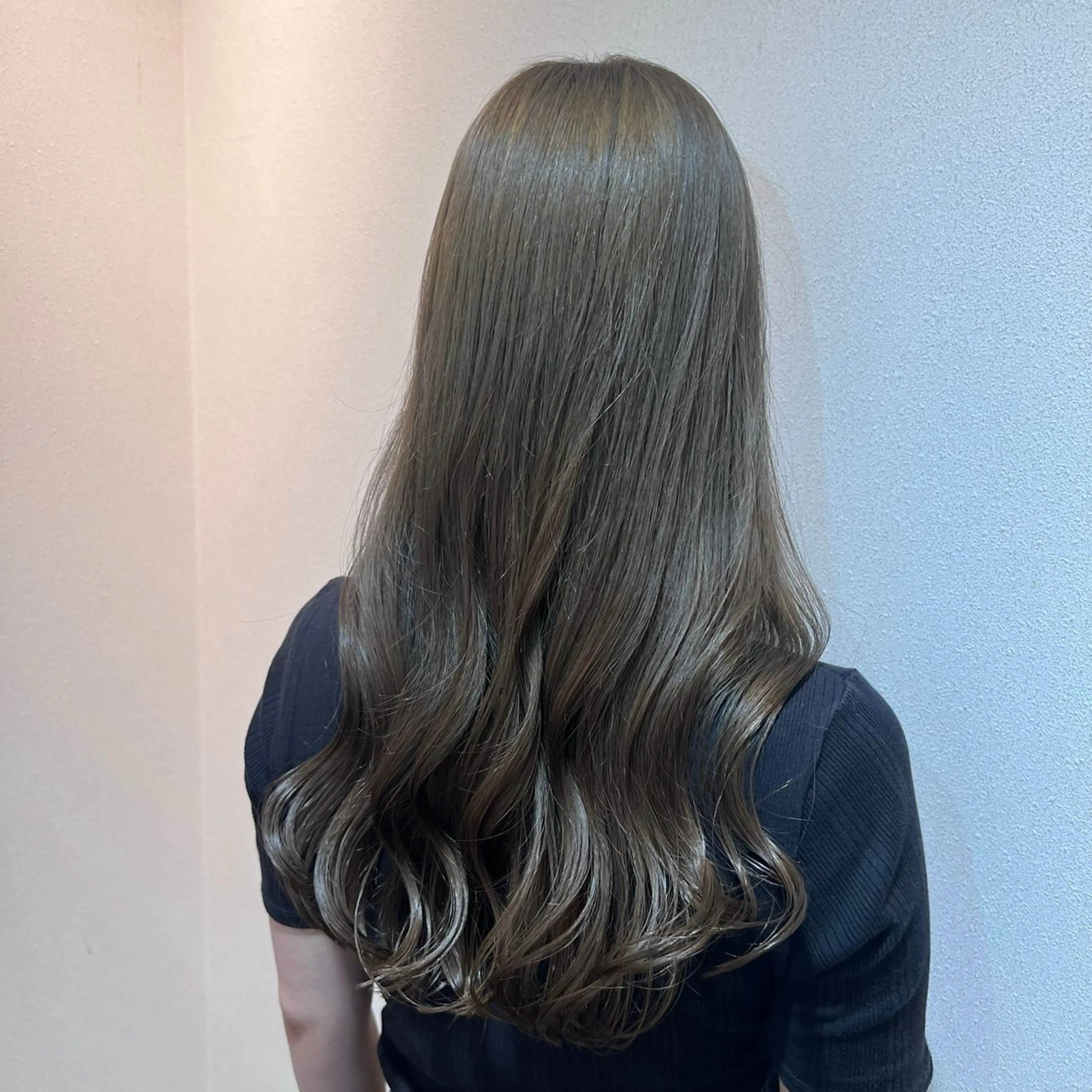 ロング カラー ベージュカラー ブリーチ ブリーチなしカラー オリーブベージュ 野崎 桃実のヘアスタイル