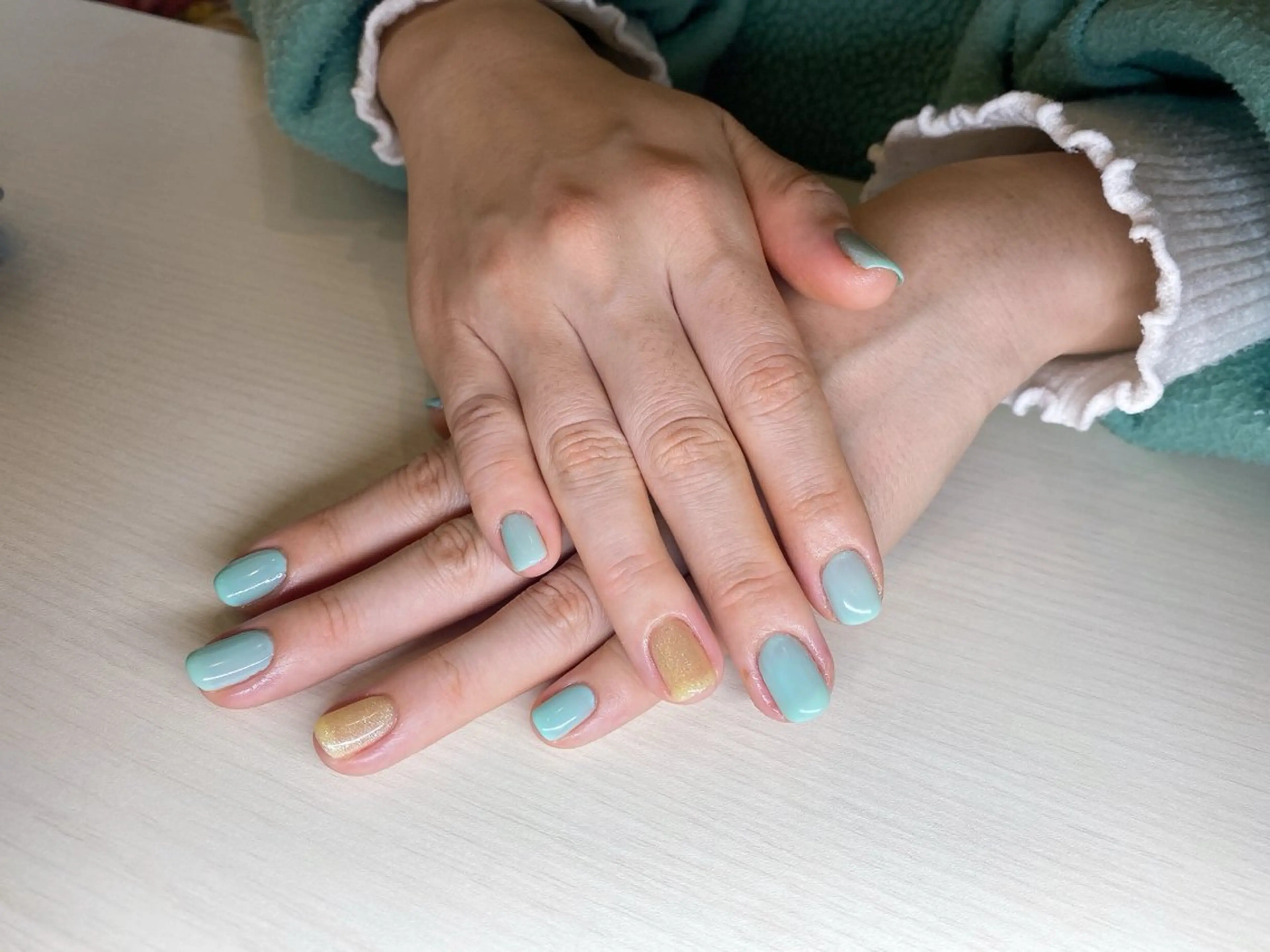 ネイル ゴールド ラメ(グリッター) 水色 ワンカラーネイル 春ネイル 齋藤 優花のネイルデザイン