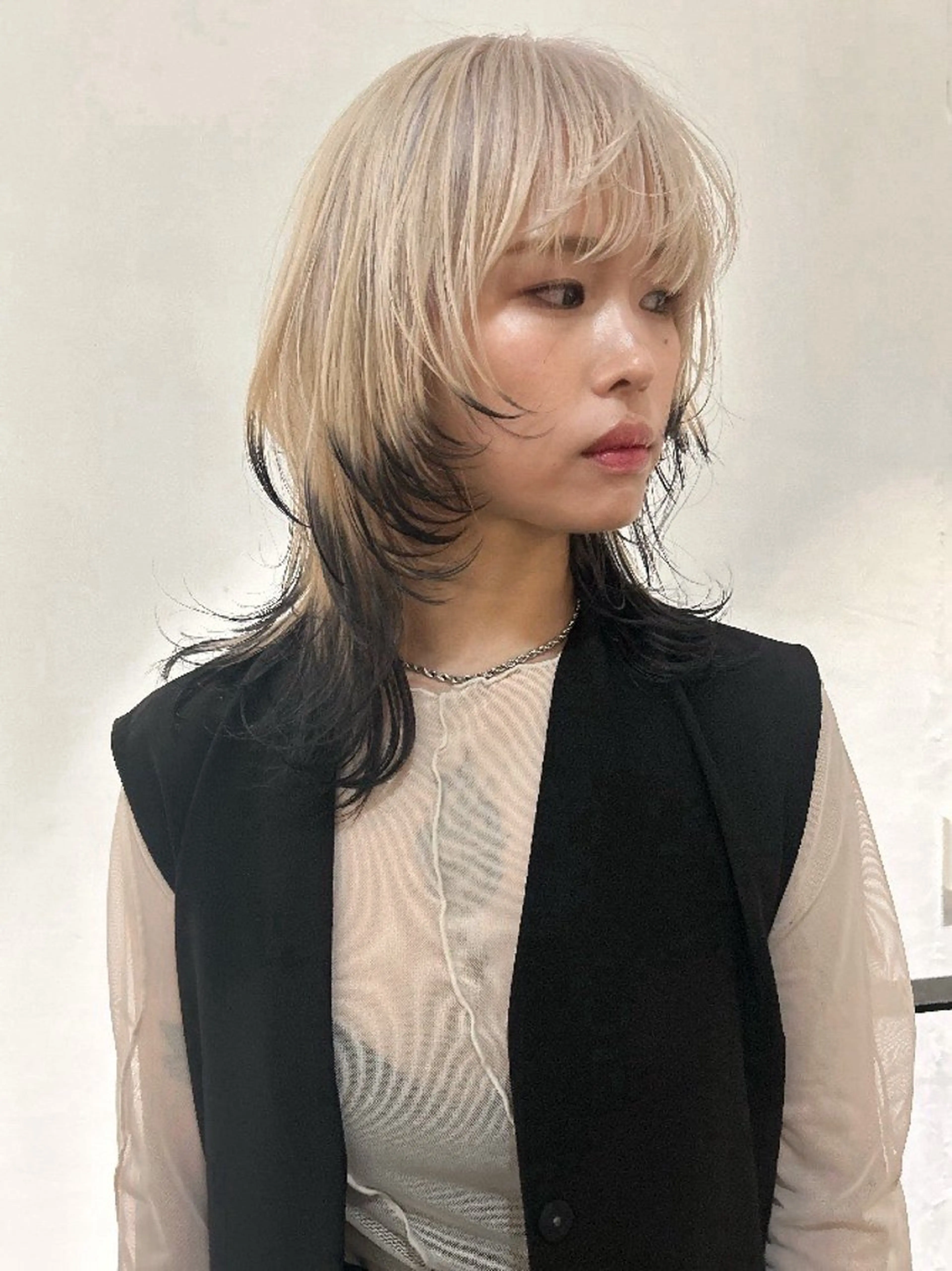 ミディアム カラー 黒髪 ブロンド ウルフカット カット ヘアカラー トリートメント Loom.所属・村上雅人 ナチュラルモードのヘアスタイル