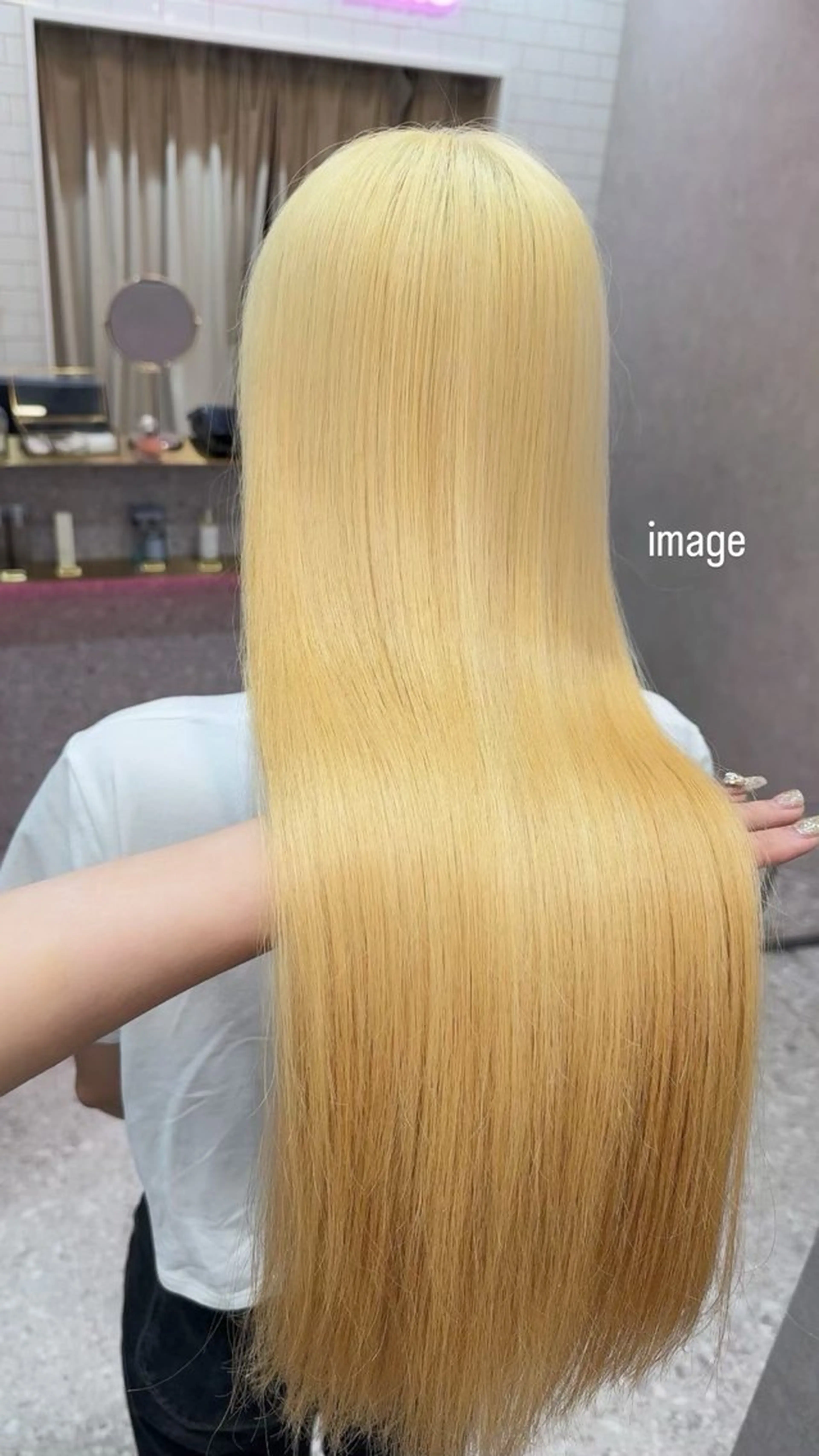 ロング ヘアカラー トリートメント Nanami / ベージュ/グレージュのヘアスタイル