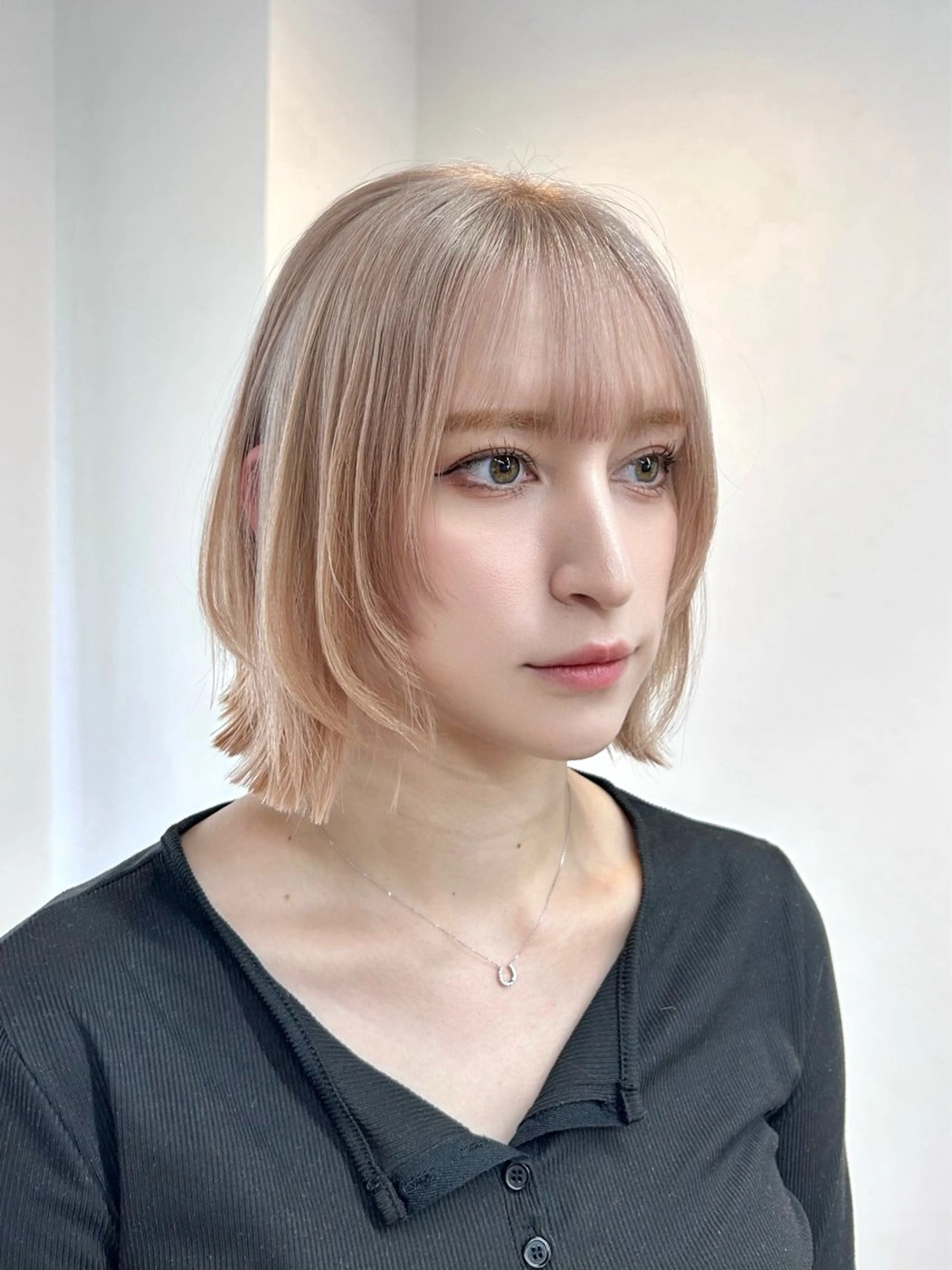 ミディアム カラー ボブレイヤー ベージュカラー ホワイトベージュ ボブ レイヤーカット 艶カラー/レイヤー/ ハイトーン/まなみのヘアスタイル