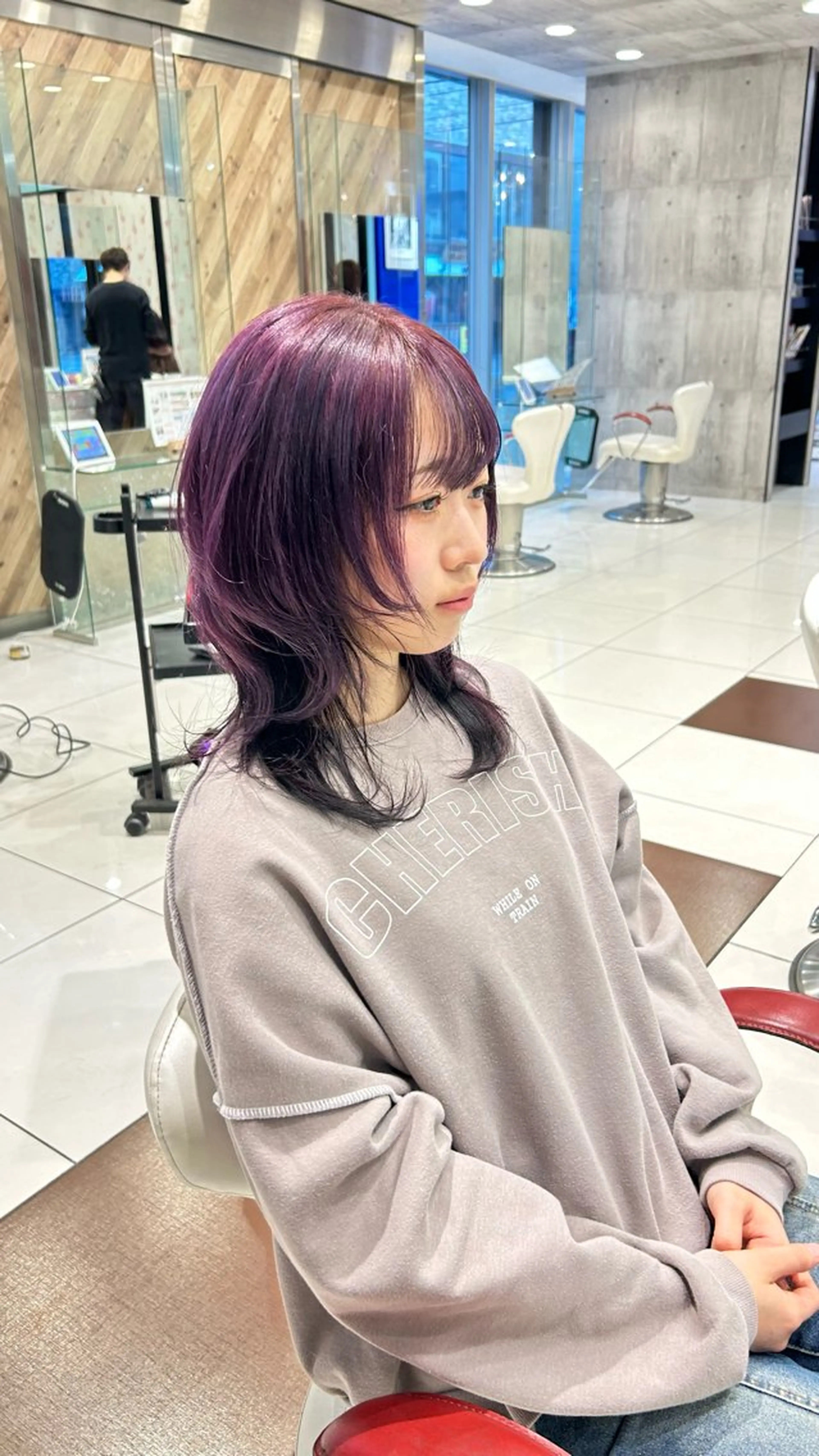 ミディアム パープルカラー ハッシュカット ハイトーンカラー✨️ Amiのヘアスタイル