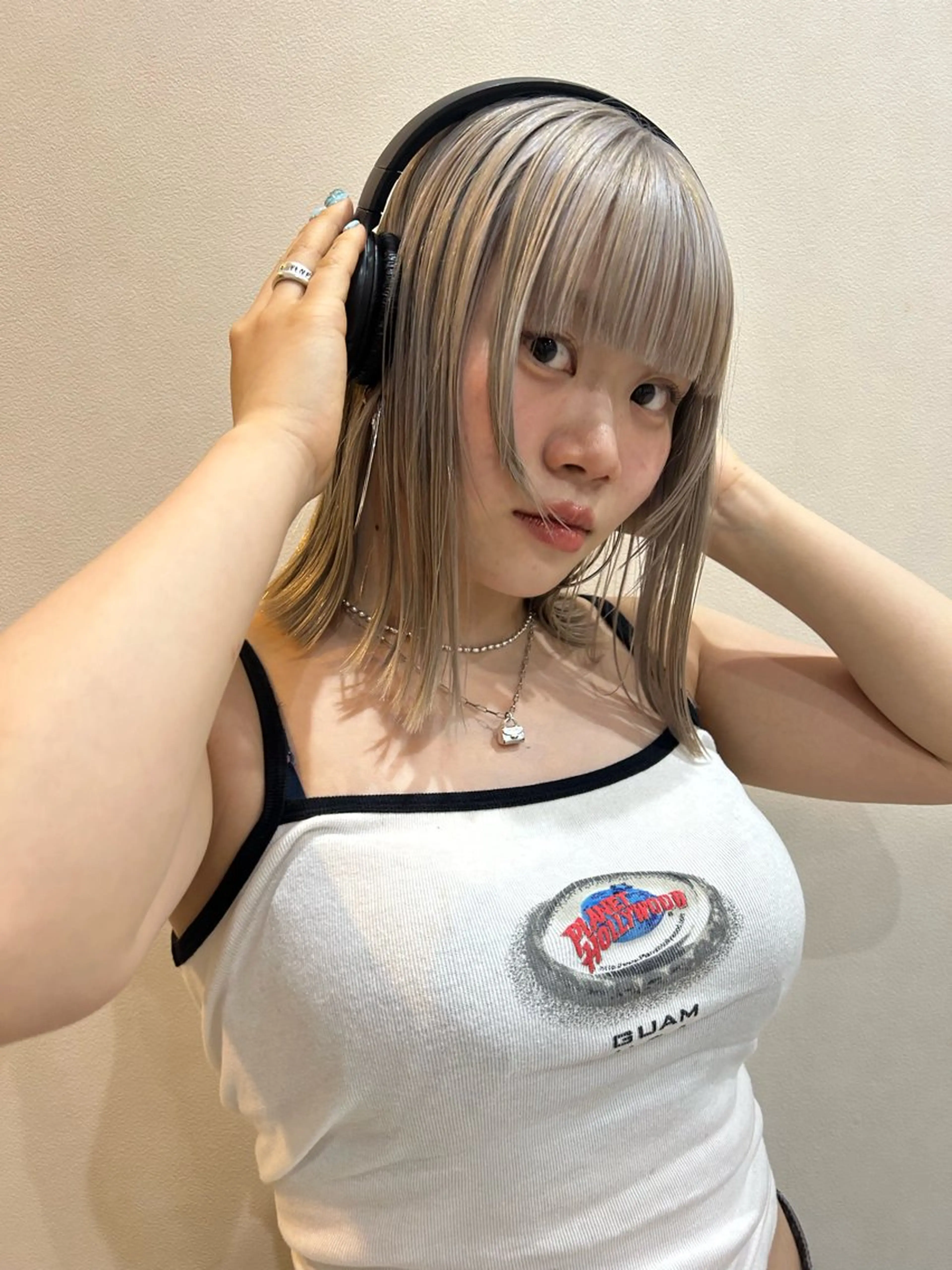 ミディアム カラー ベージュカラー シルバー シルバーベージュ 顔周りカット カット ヘアカラー トリートメント ボブ/透明感カラー 🧸YUI❤️のヘアスタイル