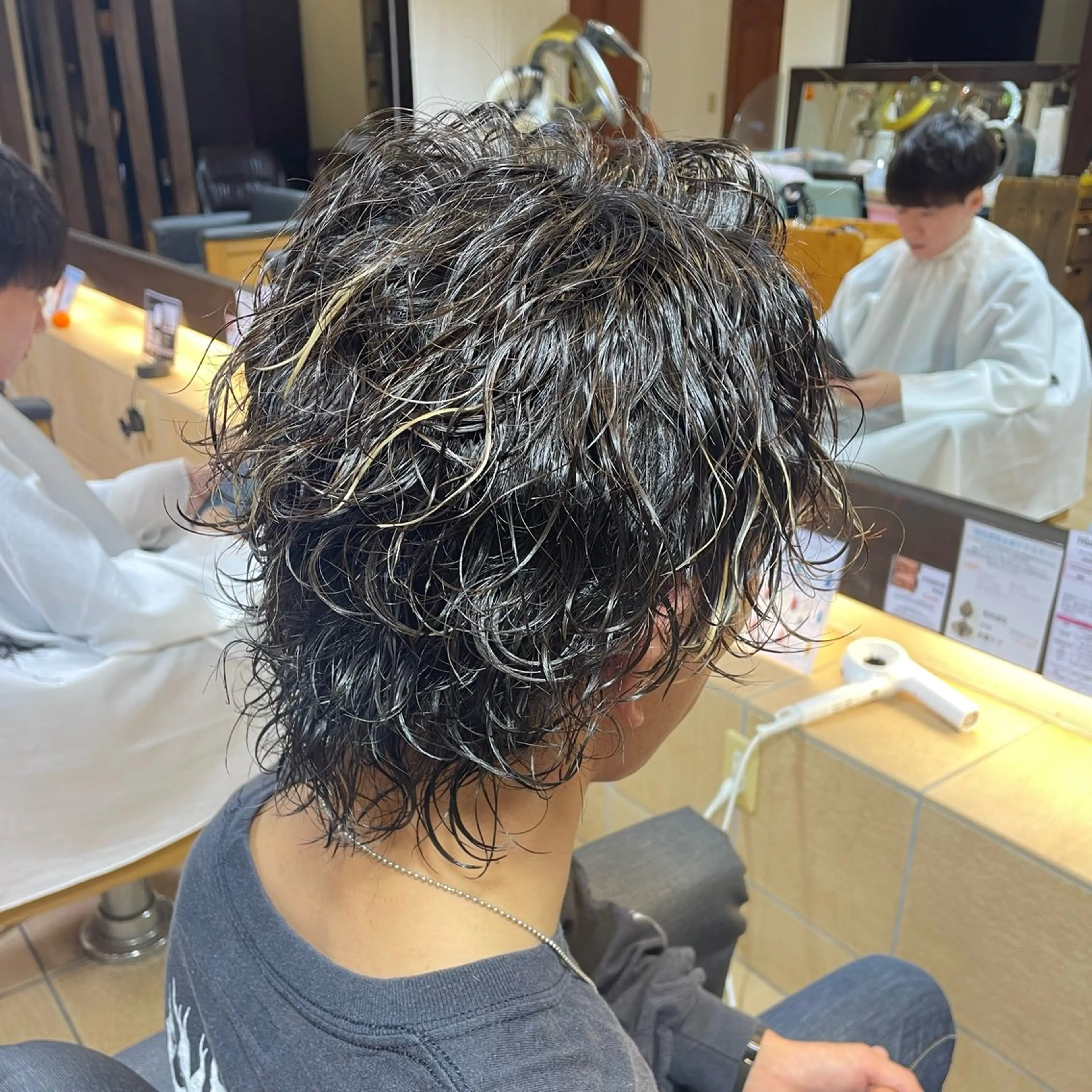 ショート パーマ メンズ 波巻きパーマ メンズウルフカット ウルフカット カット パーマ すげ さやかのヘアスタイル