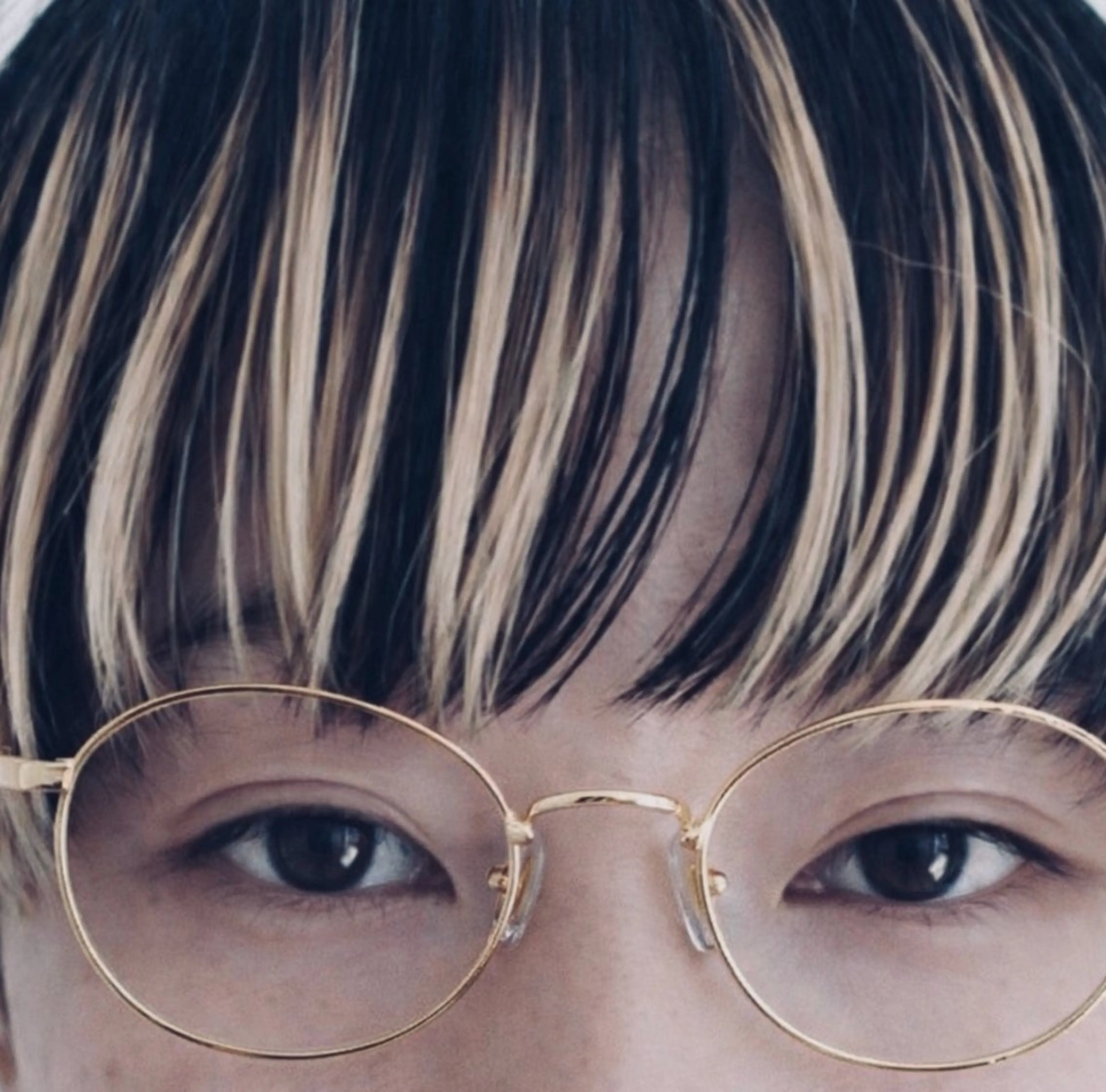 前髪インナーカラー(ケアブリーチ使用)+2ステップトリートメント(白髪染めをされている方にもおすすめ)※カットなしの写真