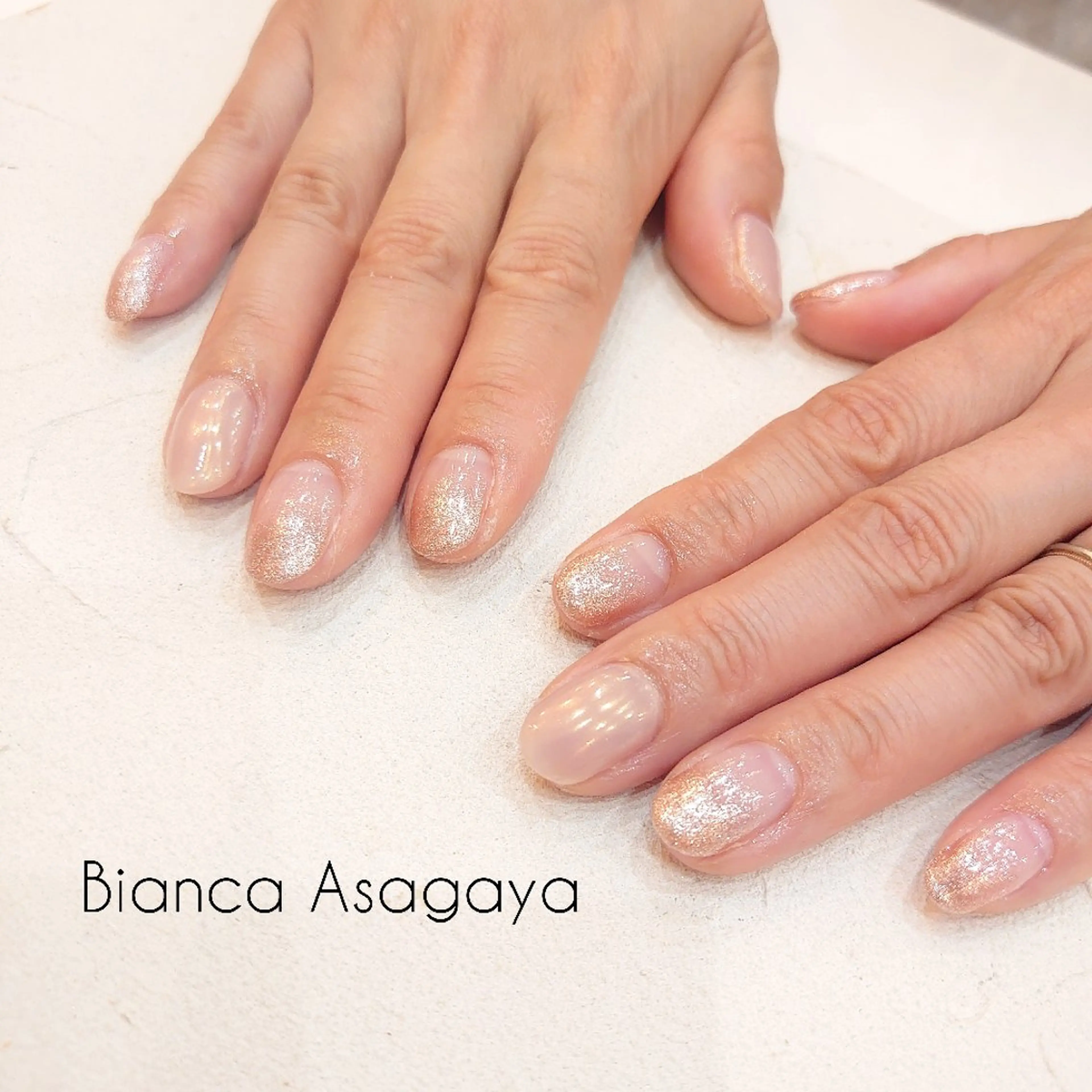 ネイル オーロラネイル ゴールド グラデーション ラメ(グリッター) ラメグラデーション Bianca TANAKAのネイルデザイン