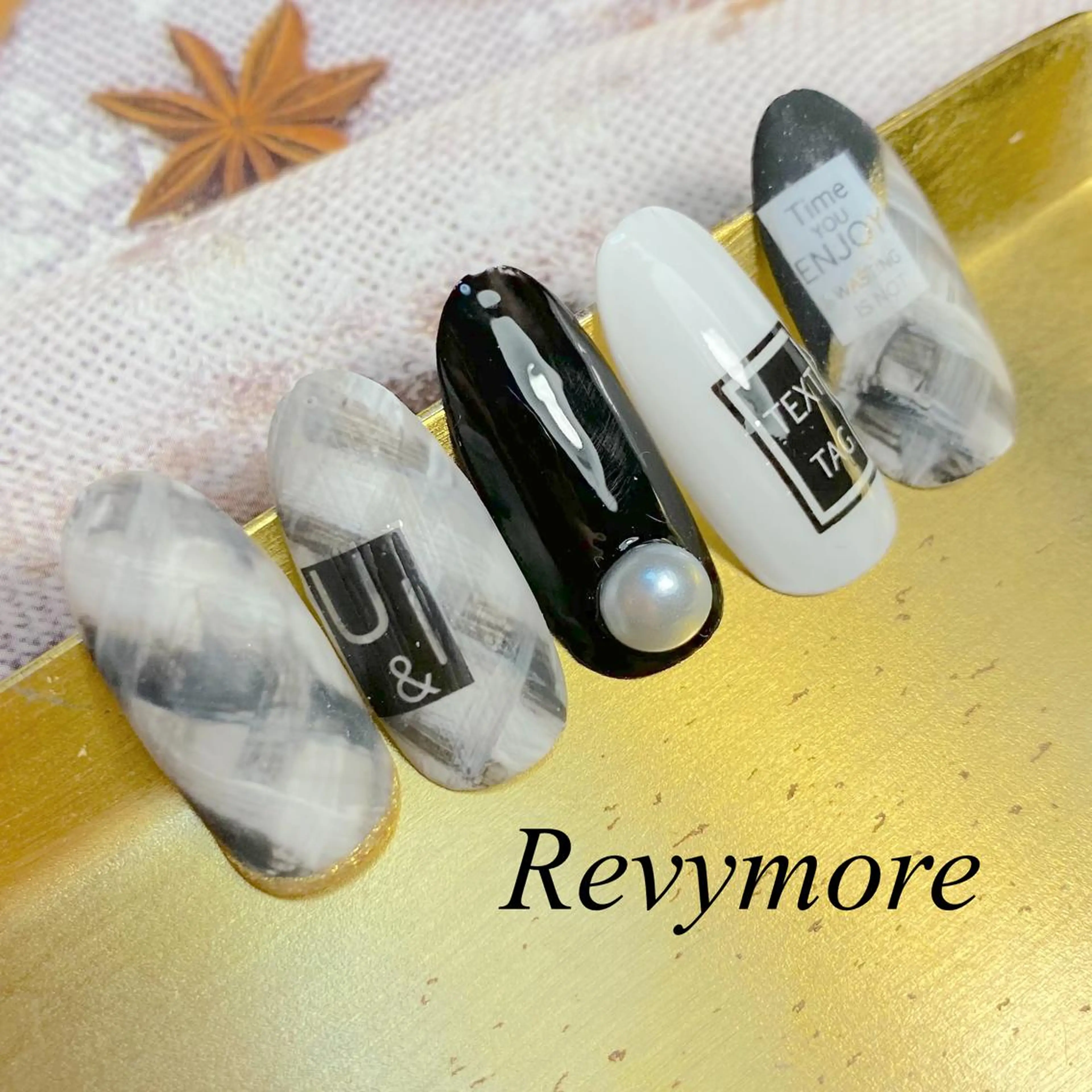 ミディアム ネイル ジェルネイル キラキラネイル ニュアンスネイル オフィスネイル シンプルネイル nail salon Revymore所属・nail salon Revymoreのネイルデザイン