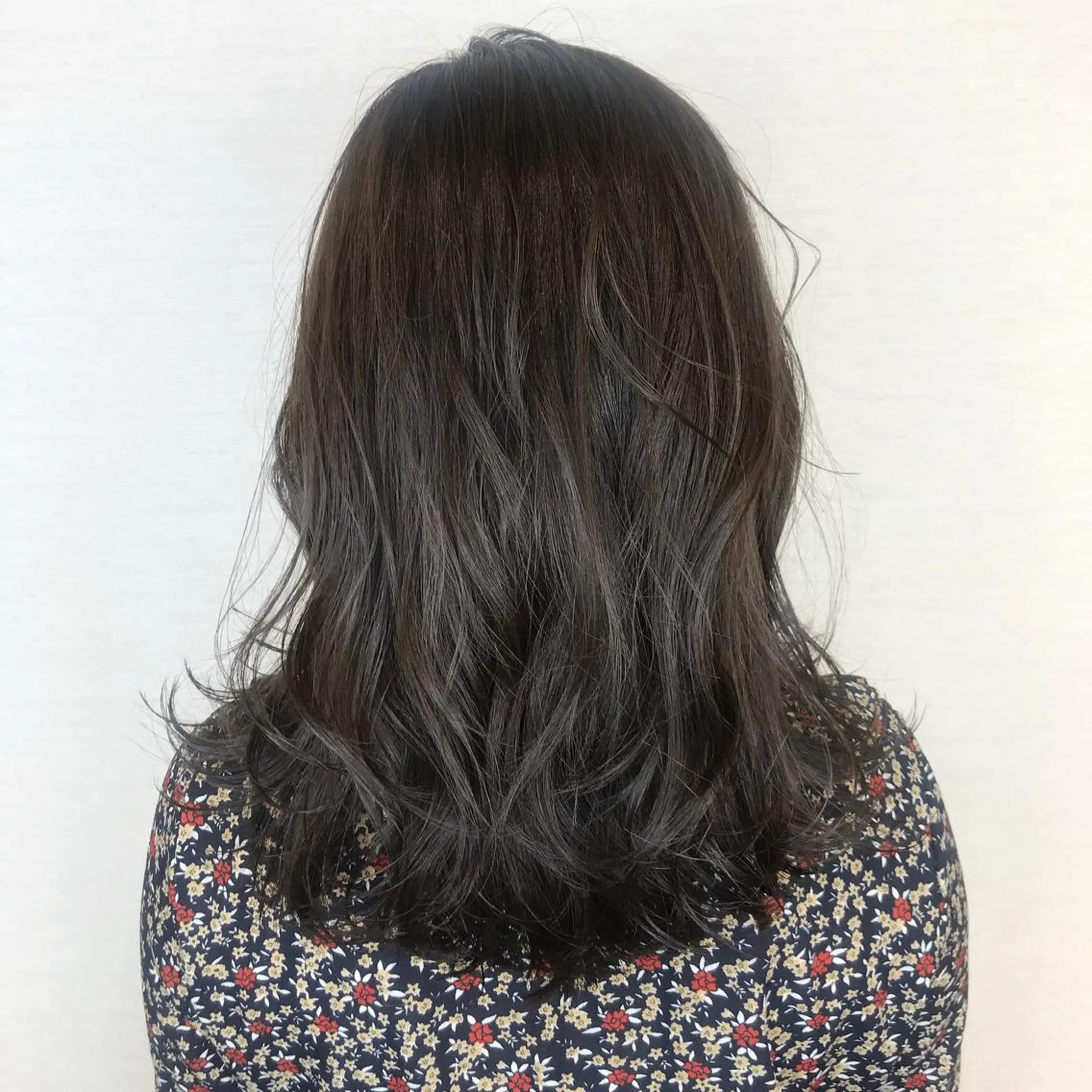 ミディアム カラー グレージュ シアーグレージュ 韓国レイヤーカット/ ダブルカラーのヘアスタイル