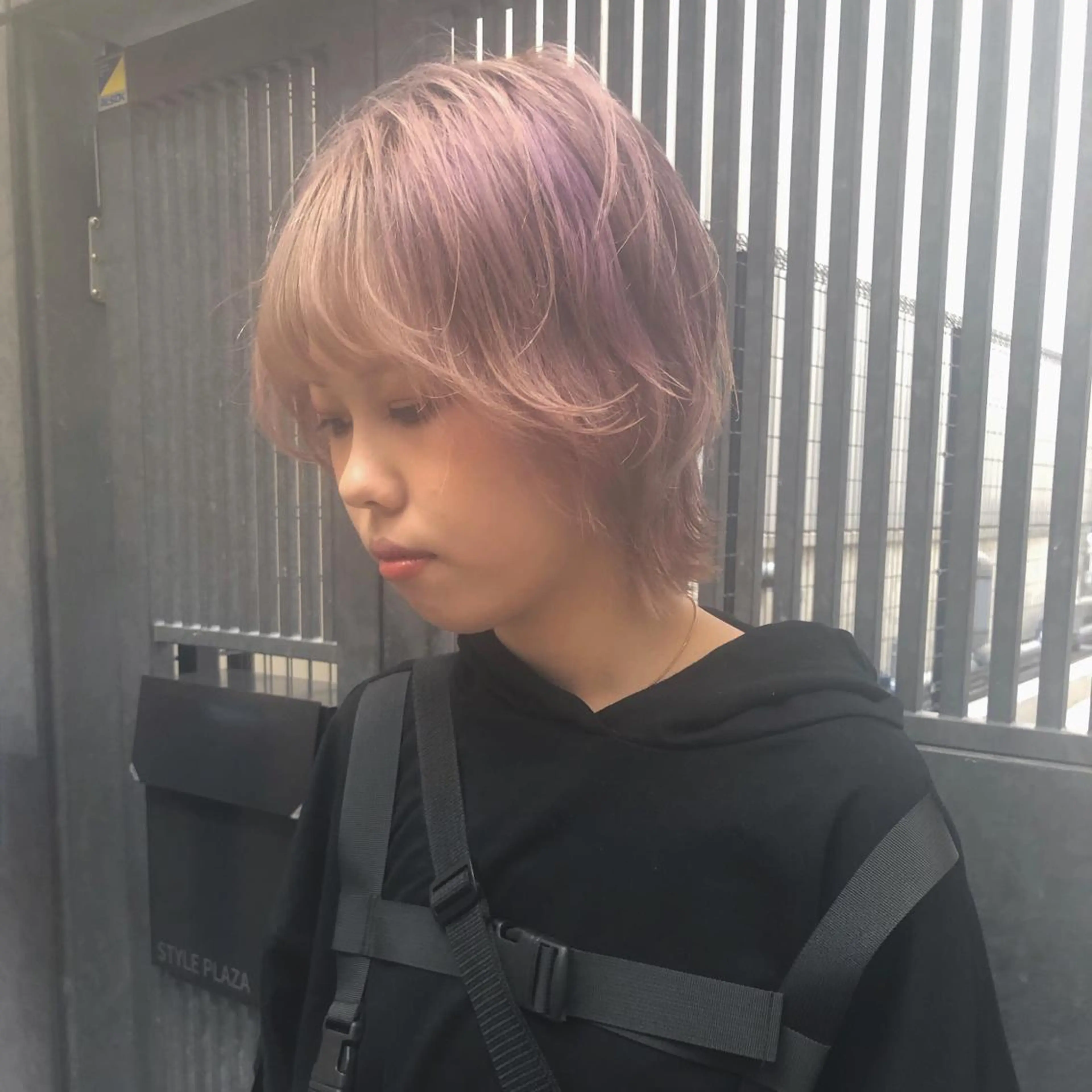 ショート カラー ウルフカット／吉村 桃子のヘアスタイル