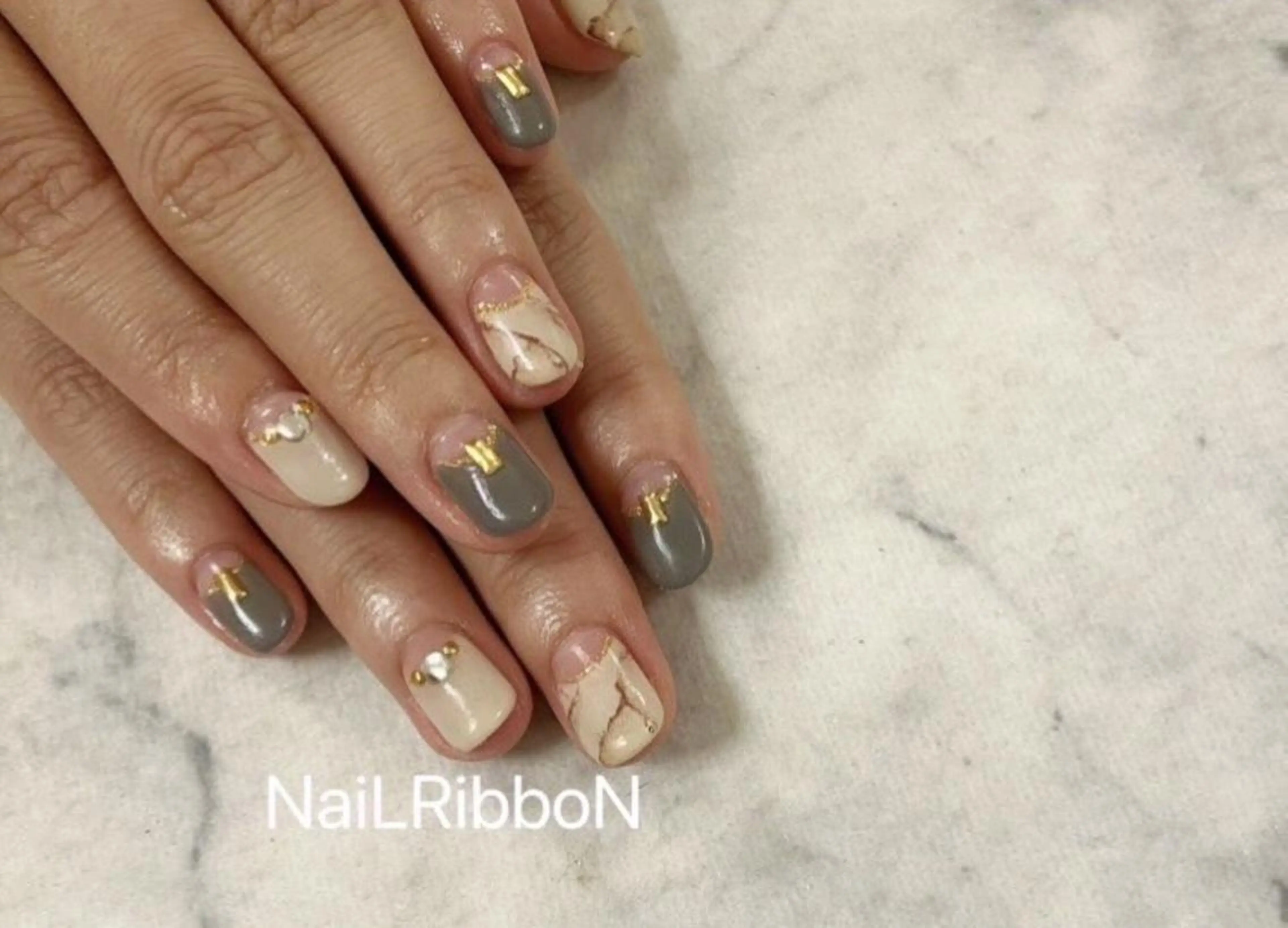 ネイル ネイルリボン 受付スタッフのネイルデザイン