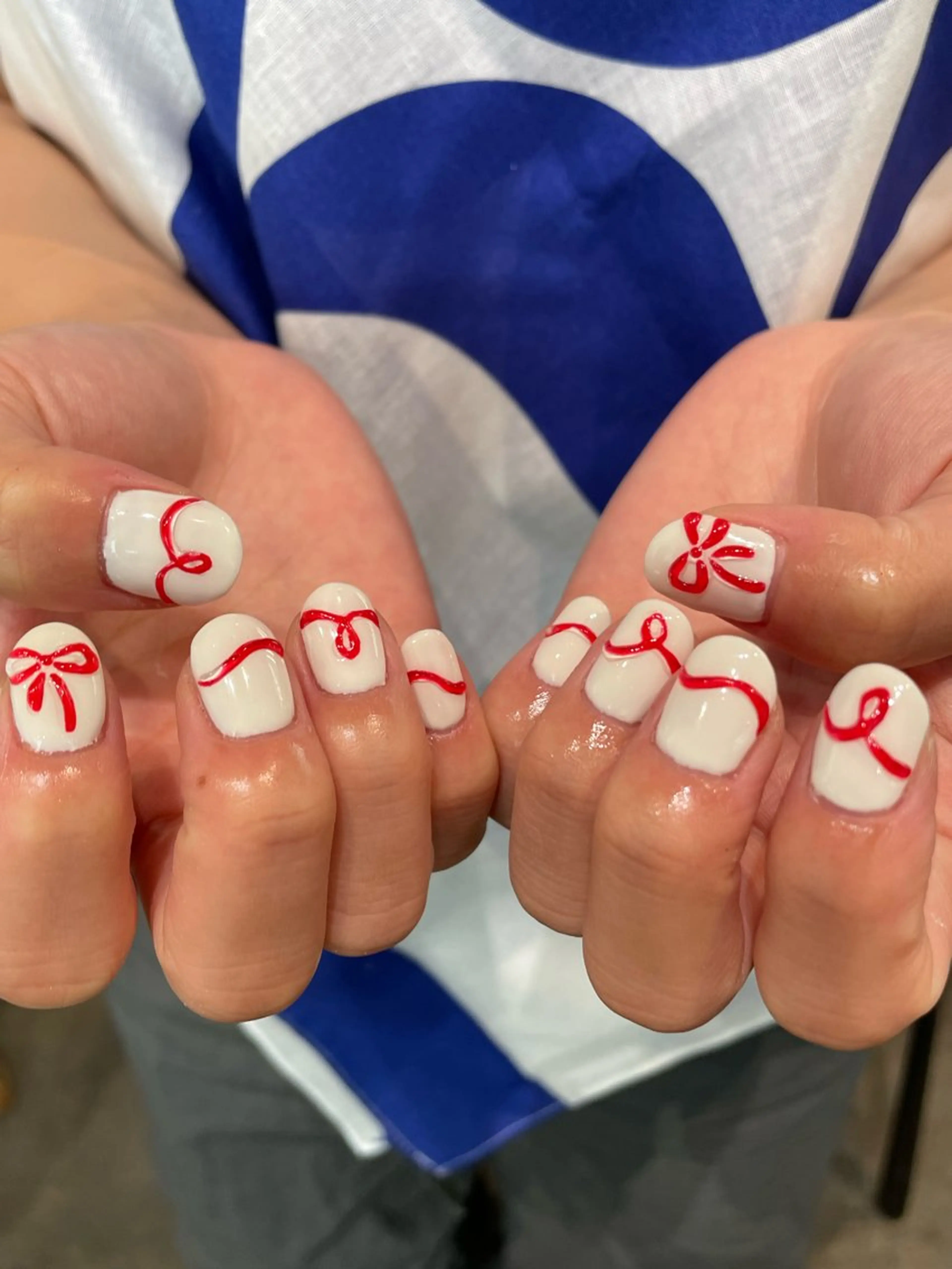 ネイル 赤色 リボン ハンドネイル ナチュラル透明感🌱 小山美樹子のヘアスタイル