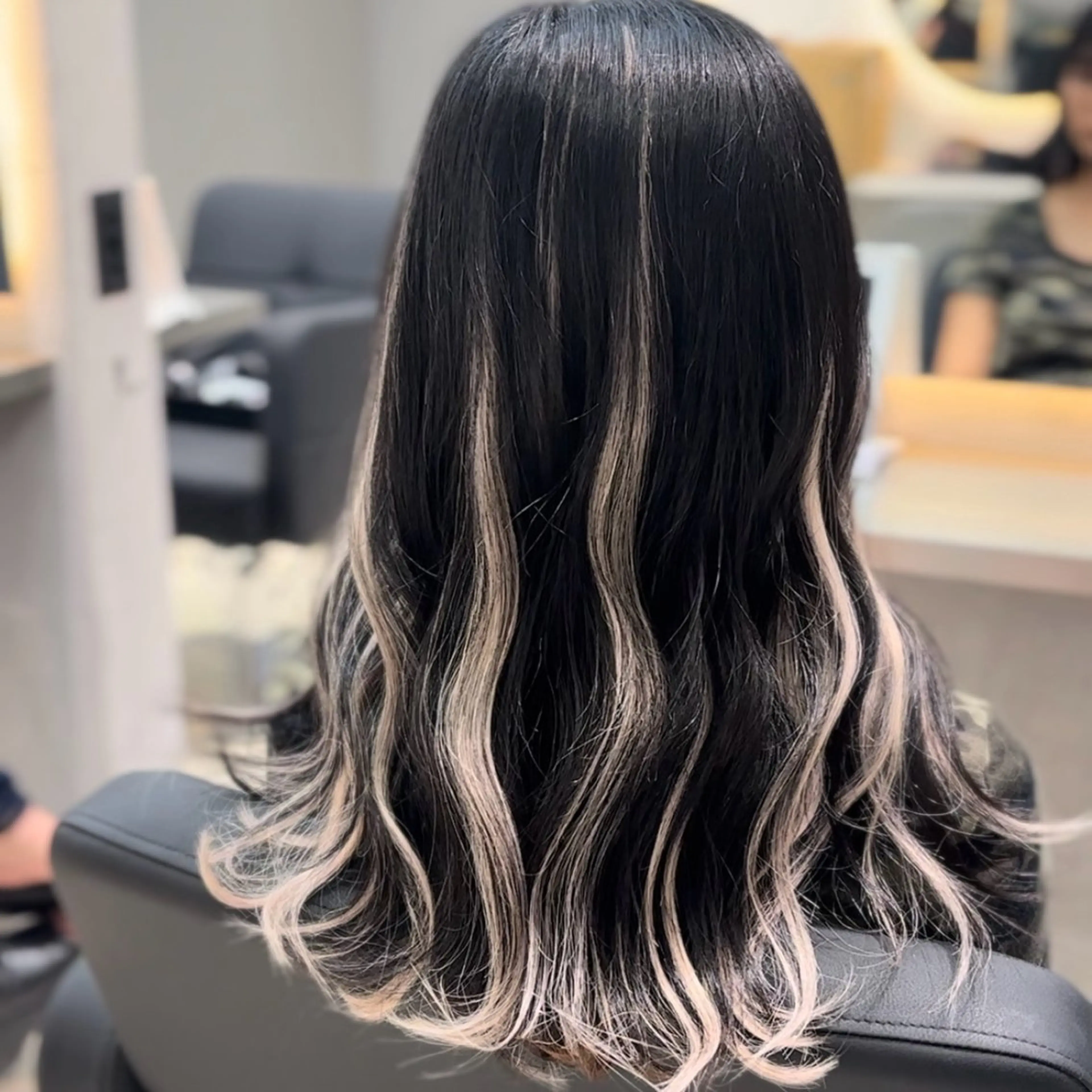 セミロング カラー ハイライトカラー エクステ ハイライト lapis マリナのヘアスタイル