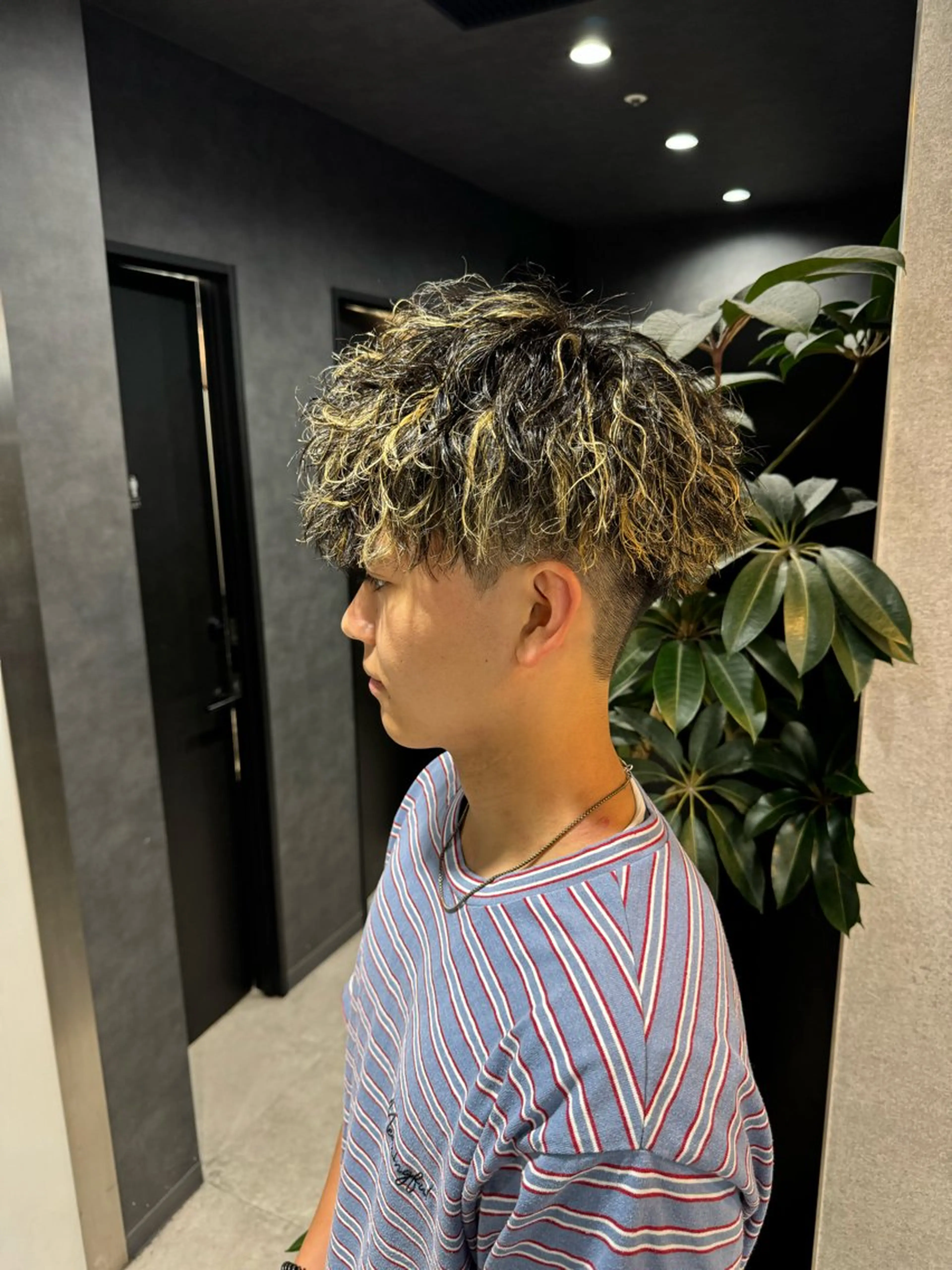 ショート カラー パーマ ヘアアレンジ メンズ メンズブリーチ センターパート メンズハイライト メンズハイトーン マッシュ カット パーマ トリートメント ヘッドスパ ヘアセット スパイキー/フェザー /波巻き/かいとのヘアスタイル