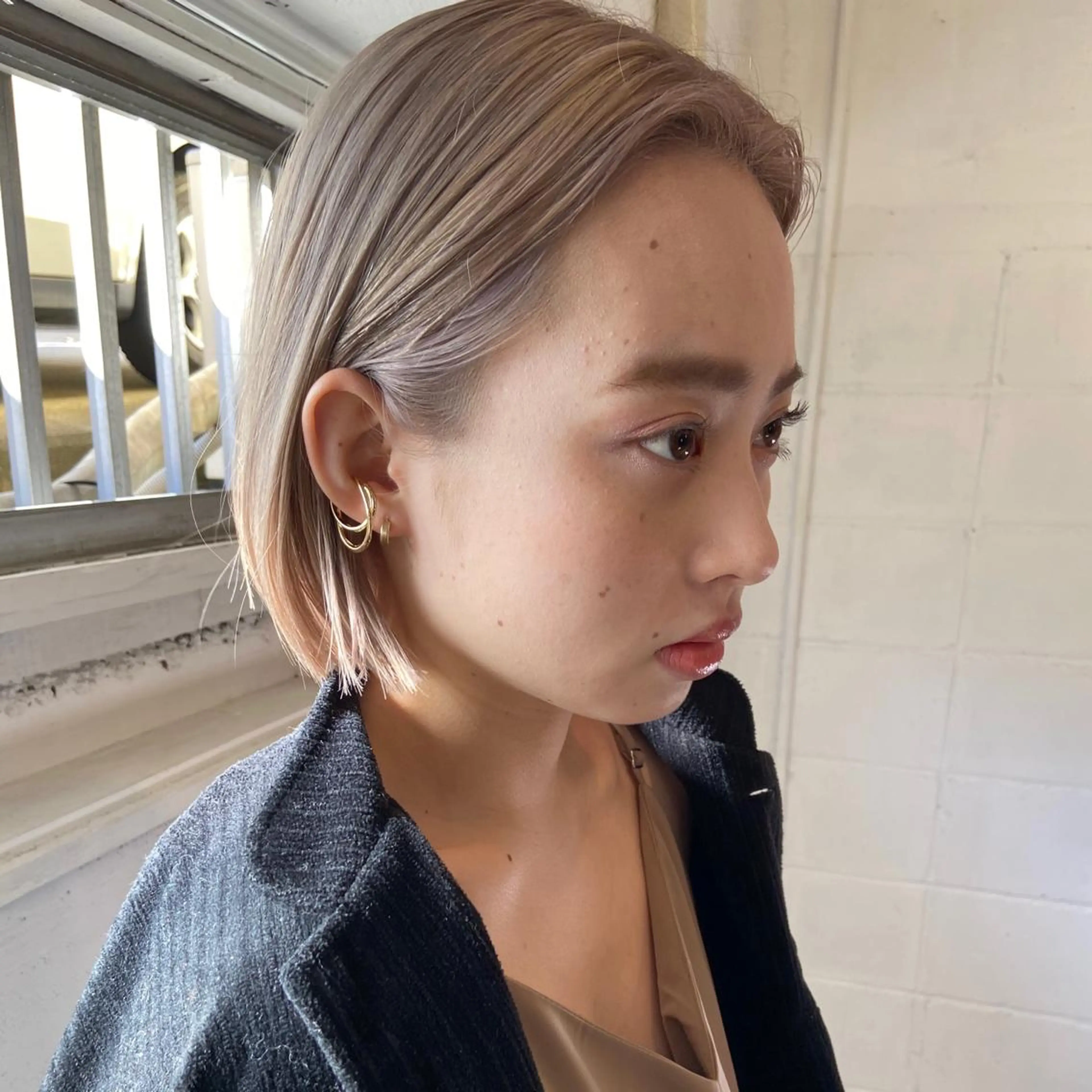 ミディアム カラー ベージュカラー ブリーチ ケアブリーチ グレージュ ハイトーンカラー 岡本康平/ボブ /ブリーチ/レイヤーのヘアスタイル