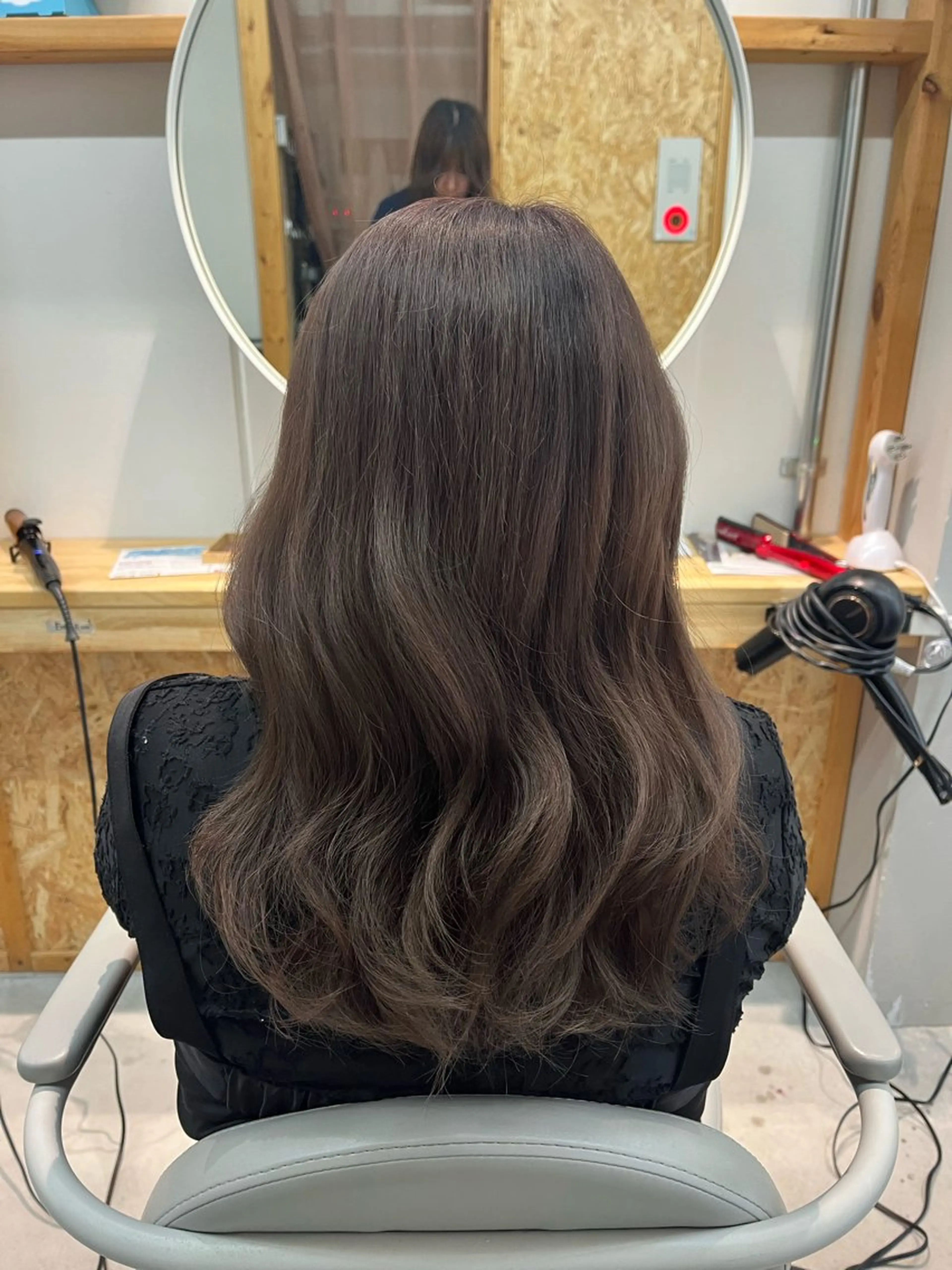 セミロング ヘアカラー わだ なつきのヘアスタイル