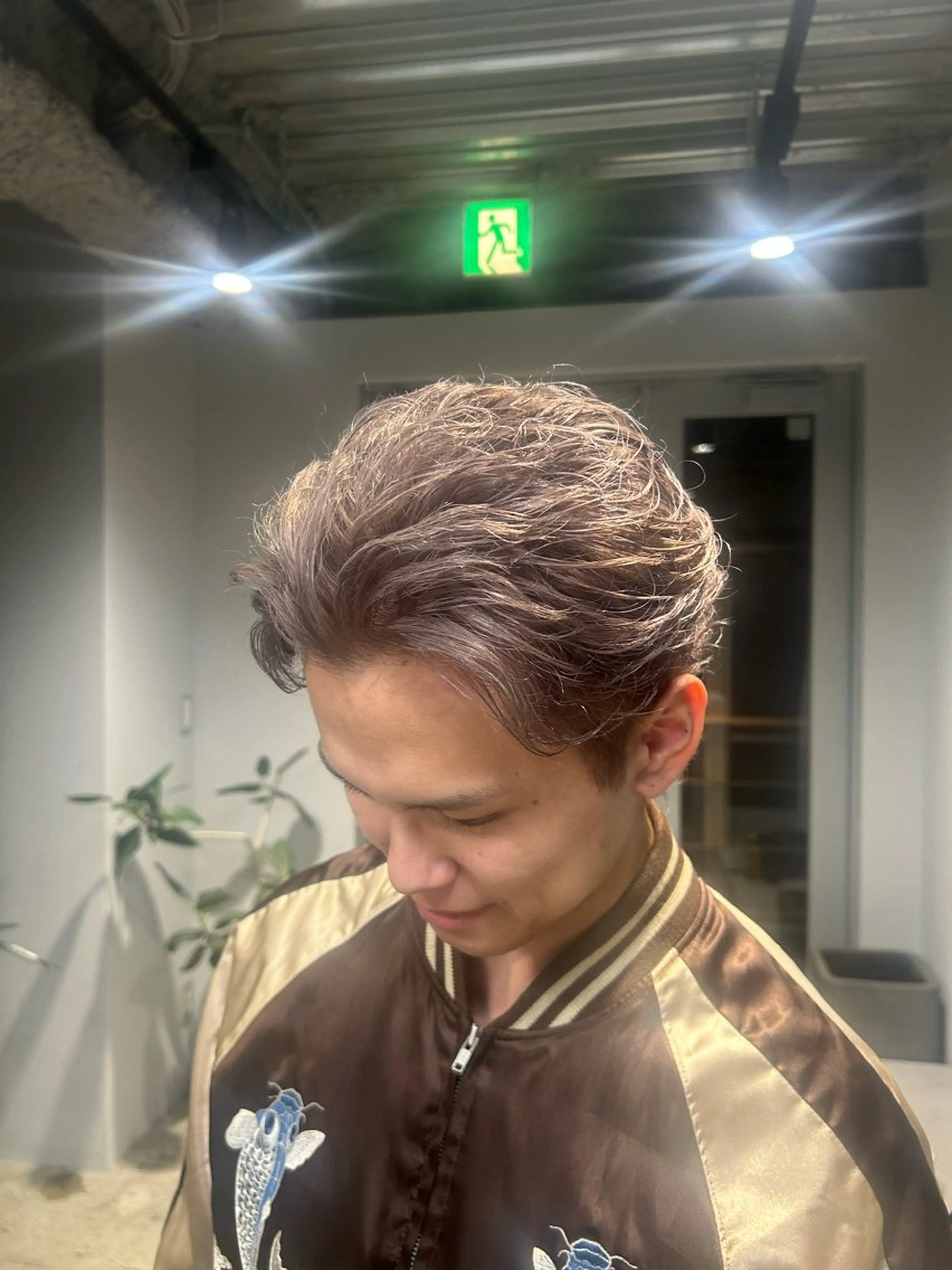 ショート カラー メンズ メンズブリーチ ビジネス ダウンパーマ フェードカット フェザーパーマ ブリーチなしカラー /メンズパーマ/原宿のヘアスタイル