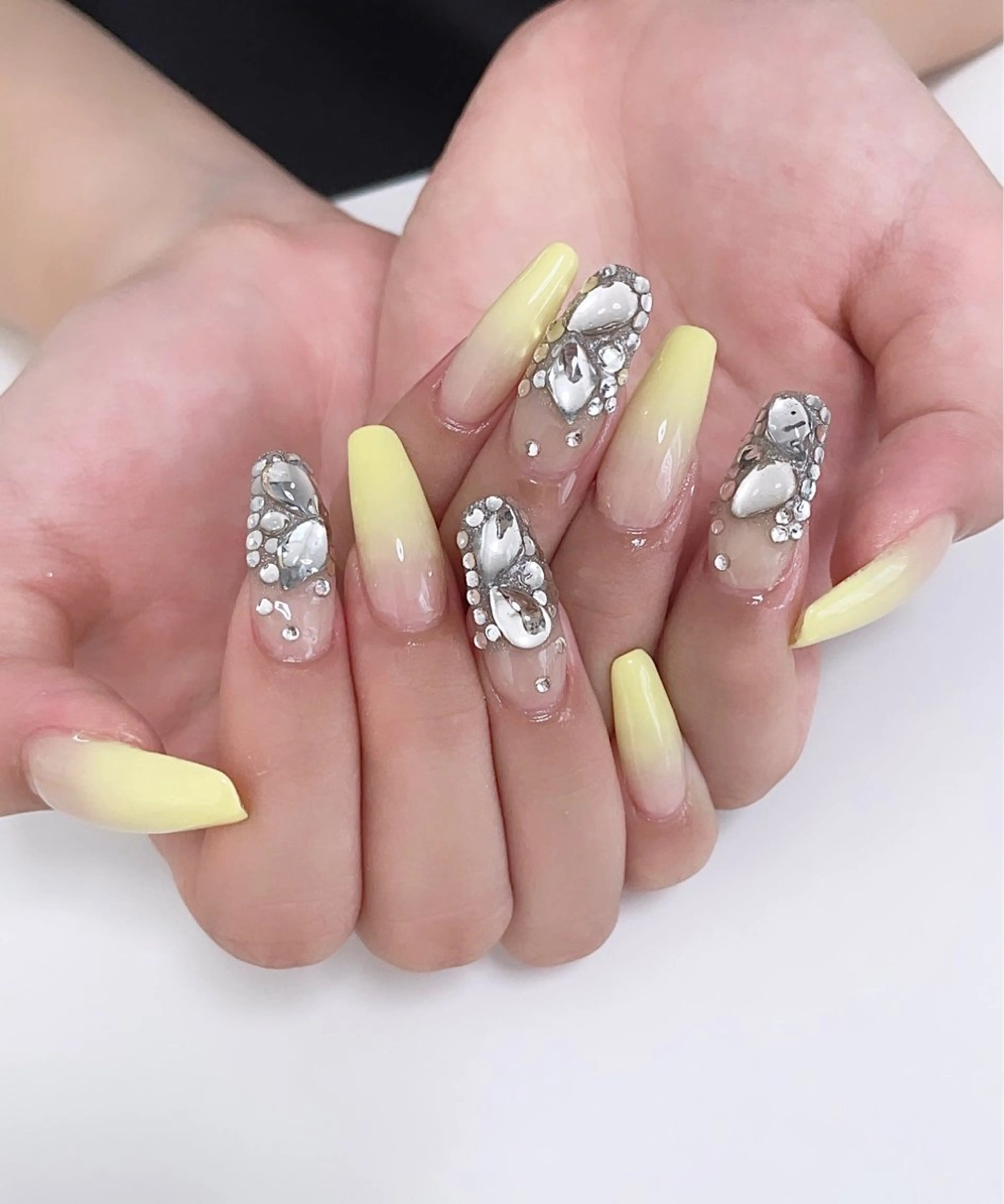 ネイル グラデーション 黄色 Lilly Co.のネイルデザイン