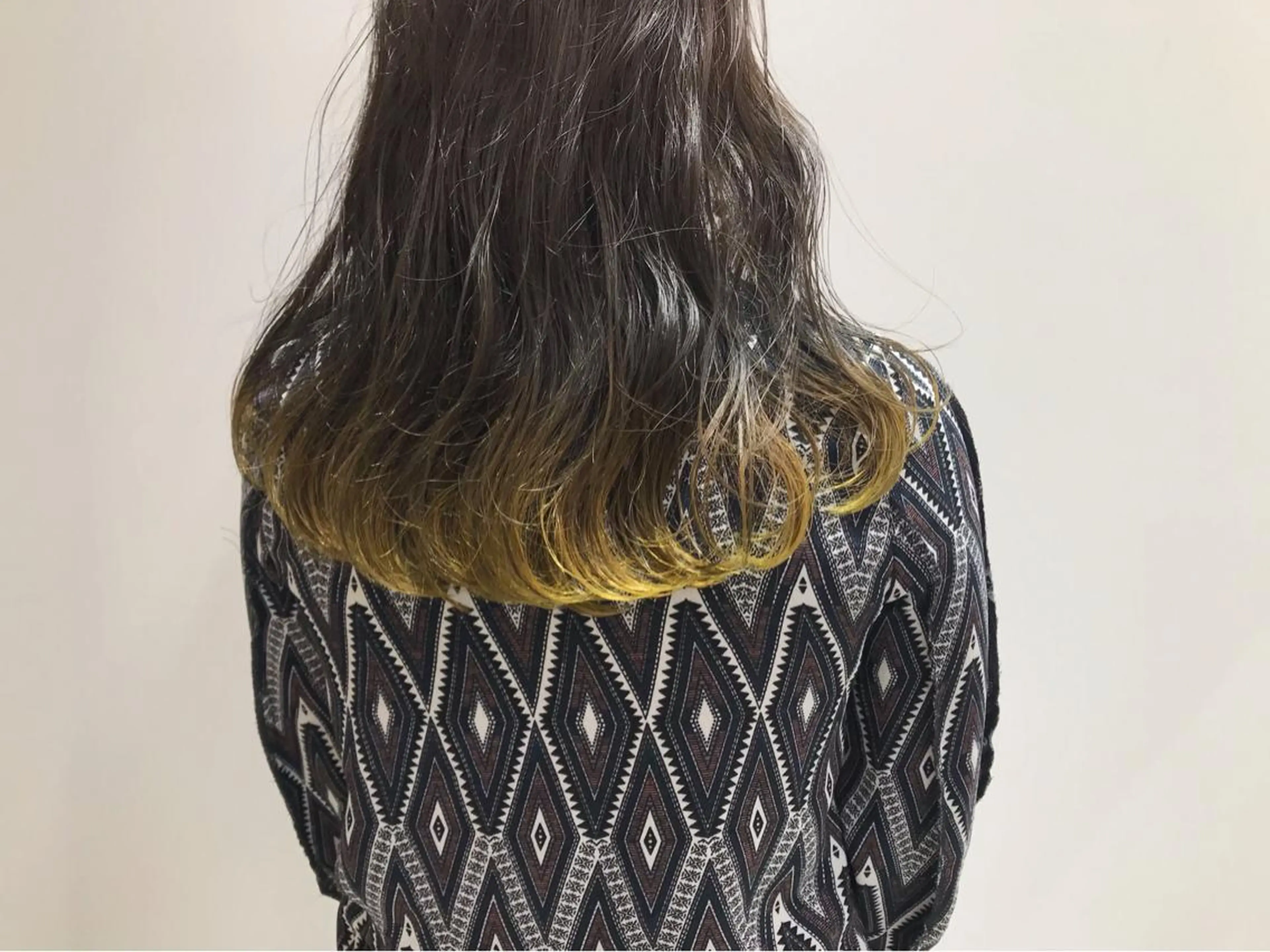 ロング カラー ブリーチ イエローカラー 佐伯 和佳のヘアスタイル